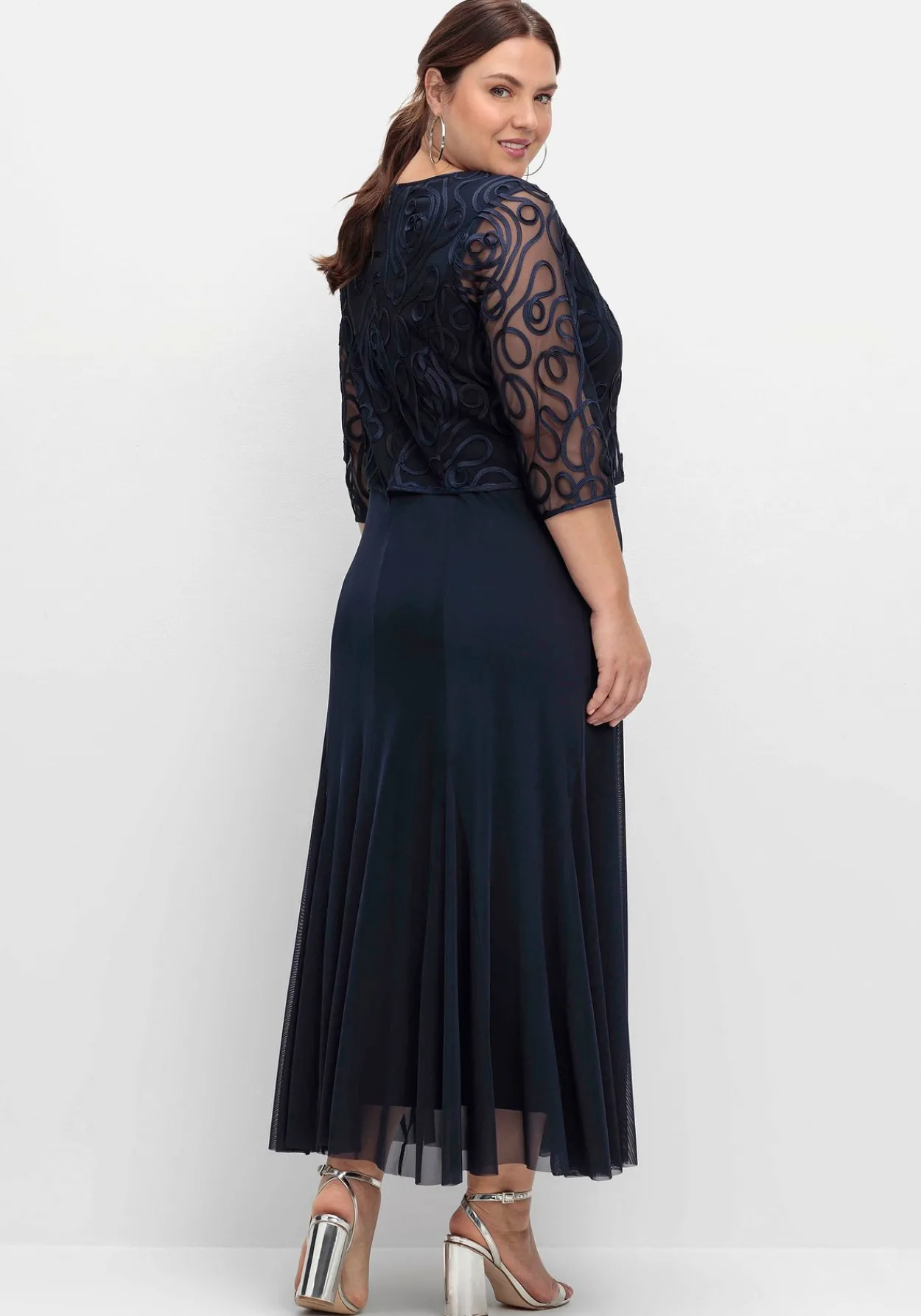 Abendkleid aus Mesh, mit Zierborten<sheego Fashion