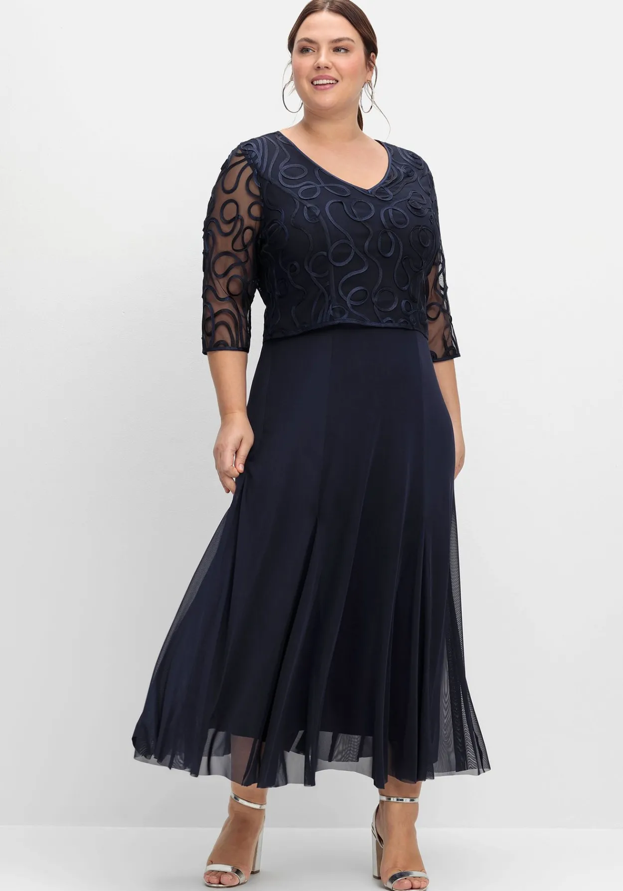 Abendkleid aus Mesh, mit Zierborten<sheego Fashion