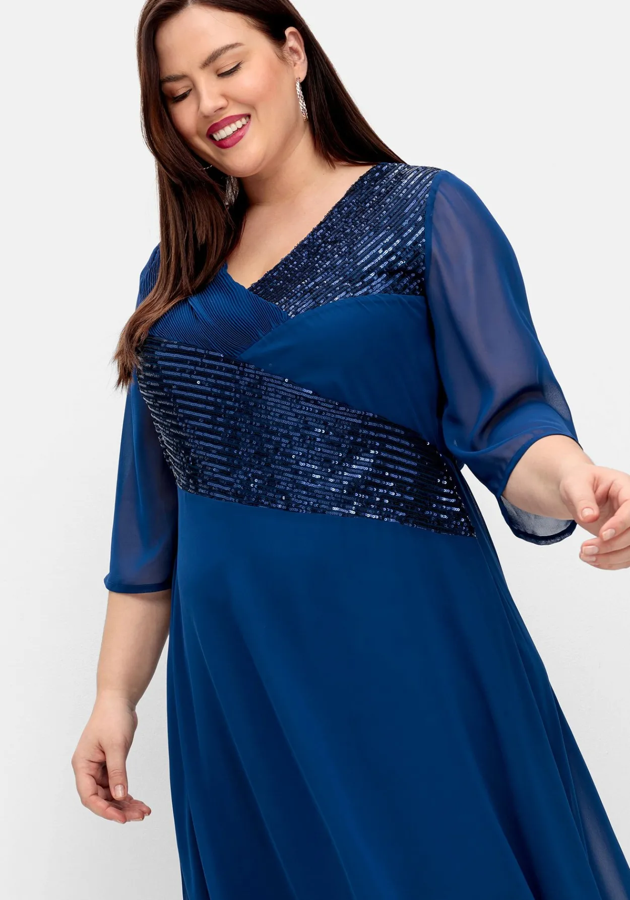 Abendkleid in Wickeloptik, mit Pailletten<sheego Outlet