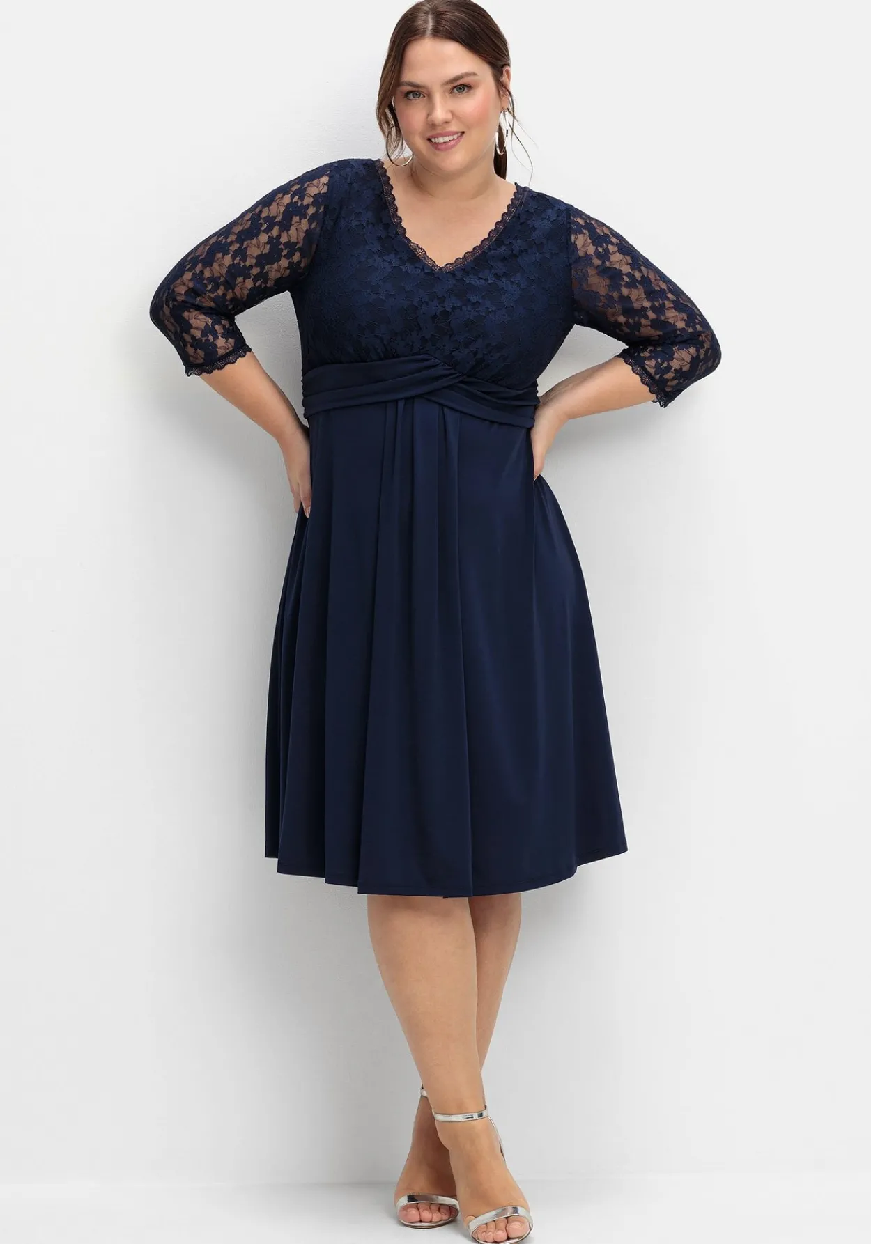 Abendkleid mit floraler Spitze und Zier-Knotendetail<sheego Hot