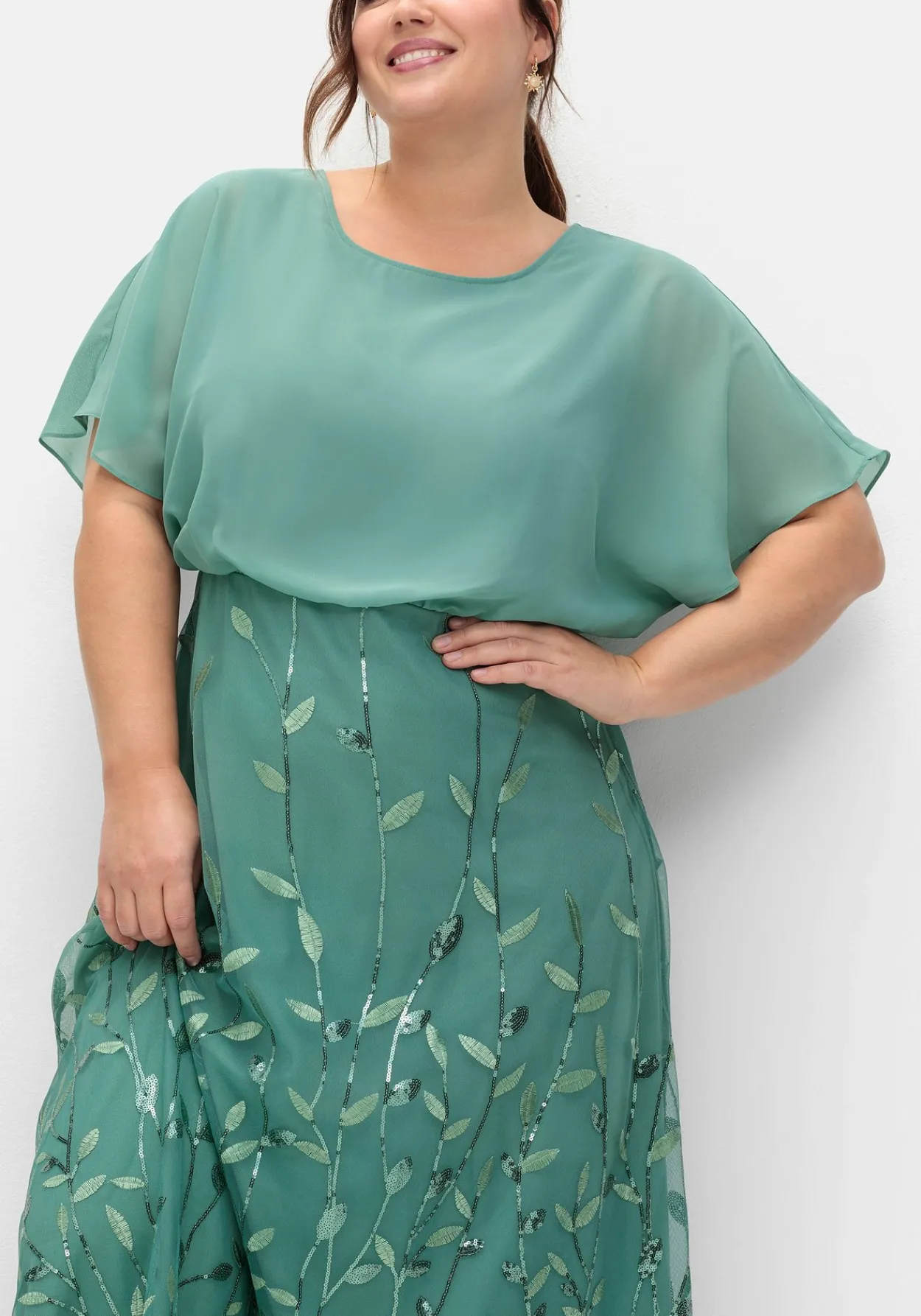 Abendkleid mit Stickereien und Pailletten am Rock<sheego Online