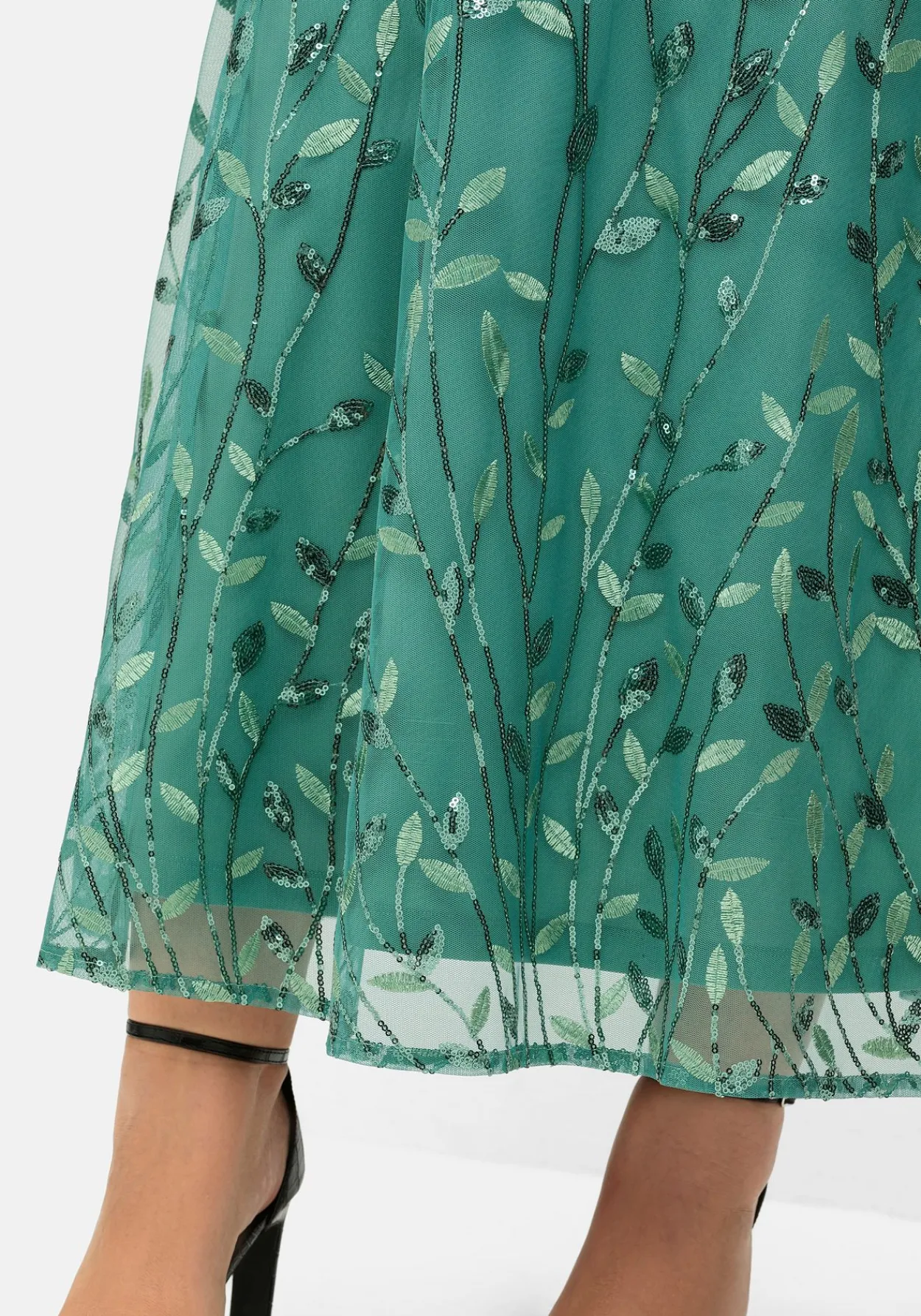 Abendkleid mit Stickereien und Pailletten am Rock<sheego Online