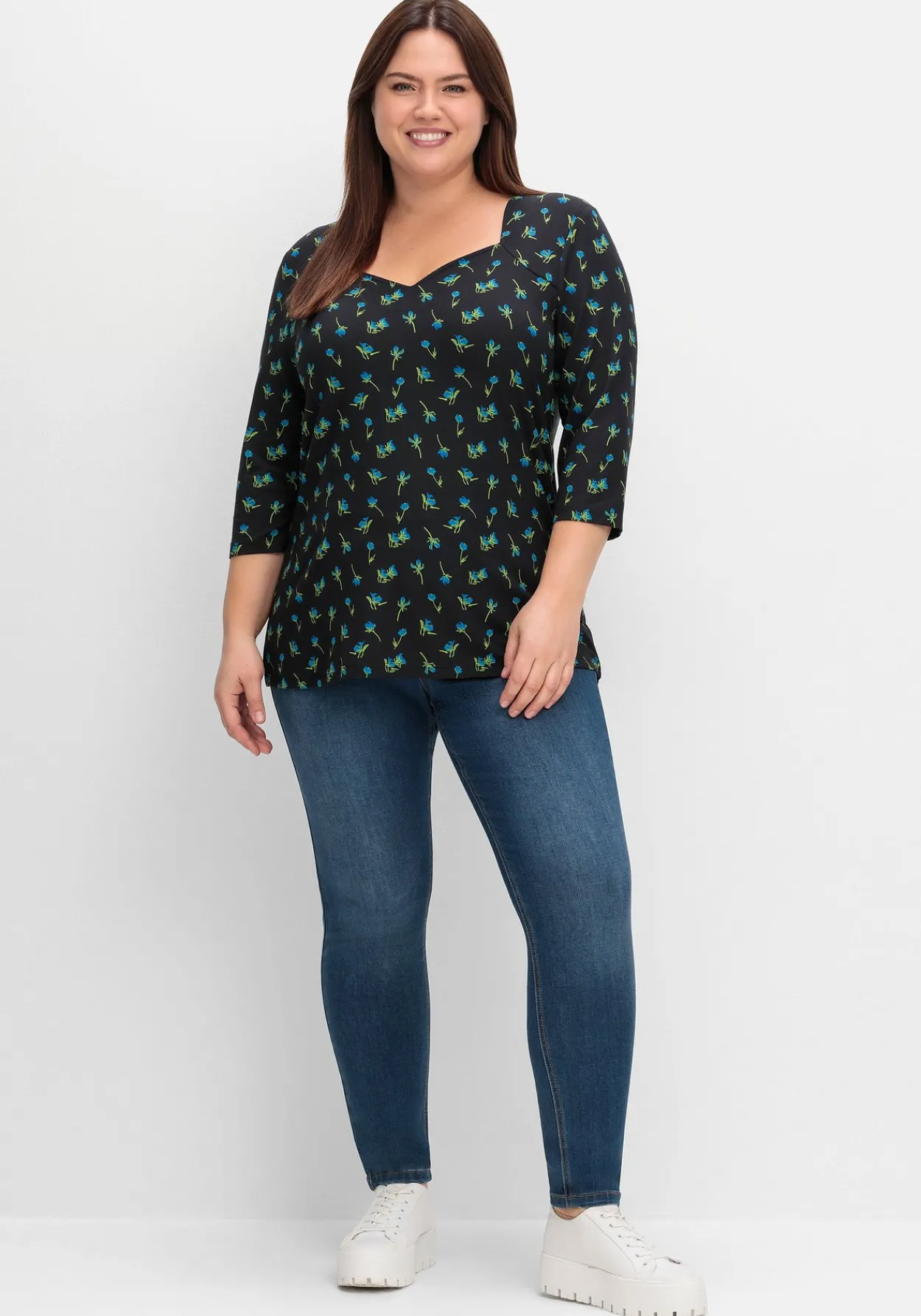 3/4-Arm-Shirt mit Blumenprint und Herzausschnitt<sheego Fashion