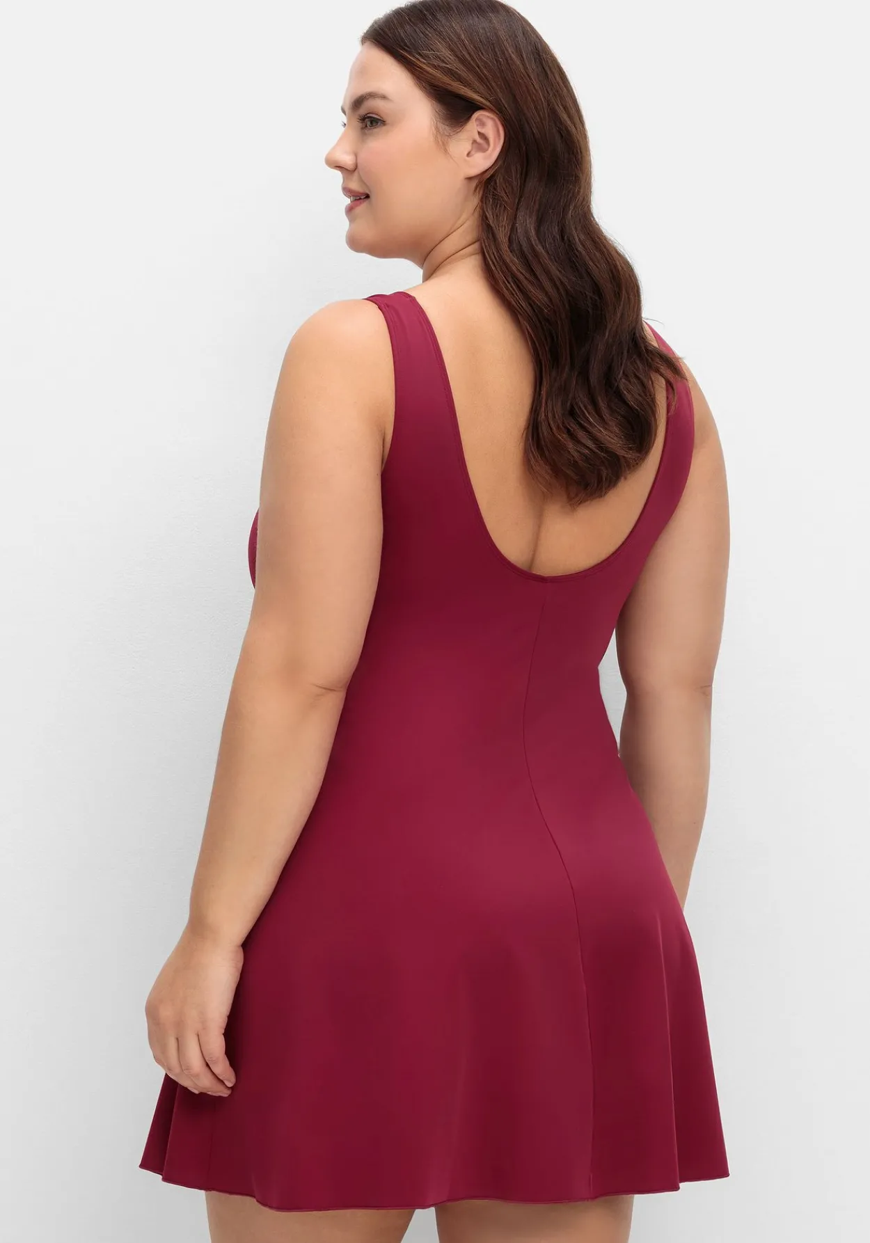 Badekleid mit V-Ausschnitt und integrierter Hose.<sheego Outlet