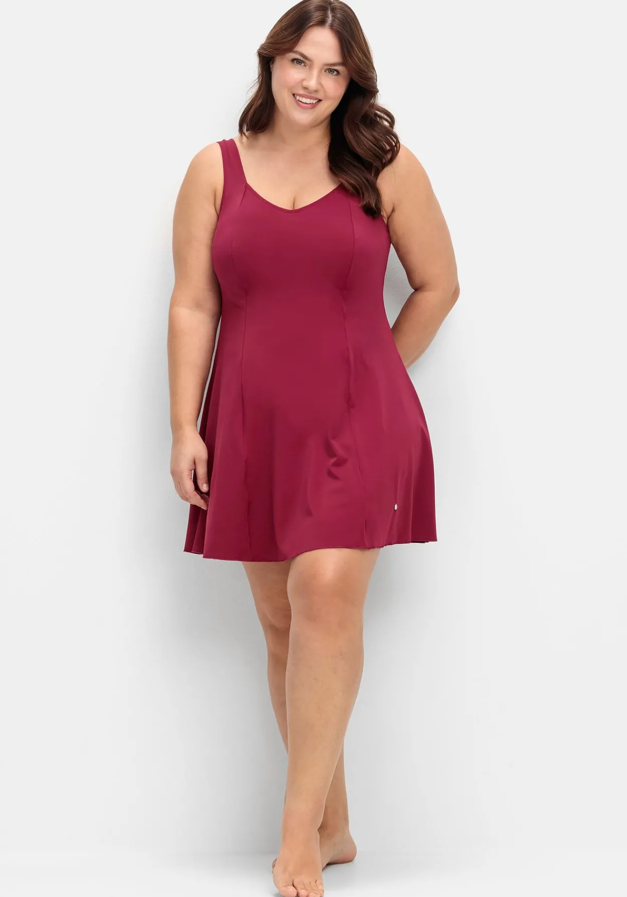 Badekleid mit V-Ausschnitt und integrierter Hose.<sheego Outlet