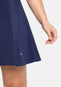 Badekleid mit V-Ausschnitt und integrierter Hose.<sheego Hot