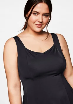 Badekleid mit V-Ausschnitt und integrierter Hose.<sheego Outlet