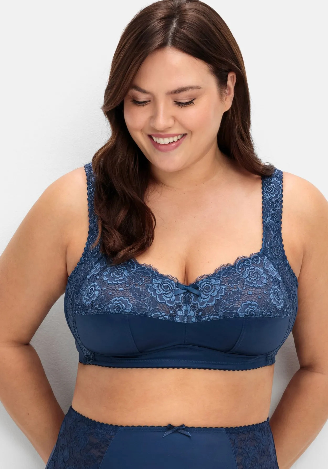 BH ohne Bügel, mit Spitze und leicht glänzend<sheego Fashion