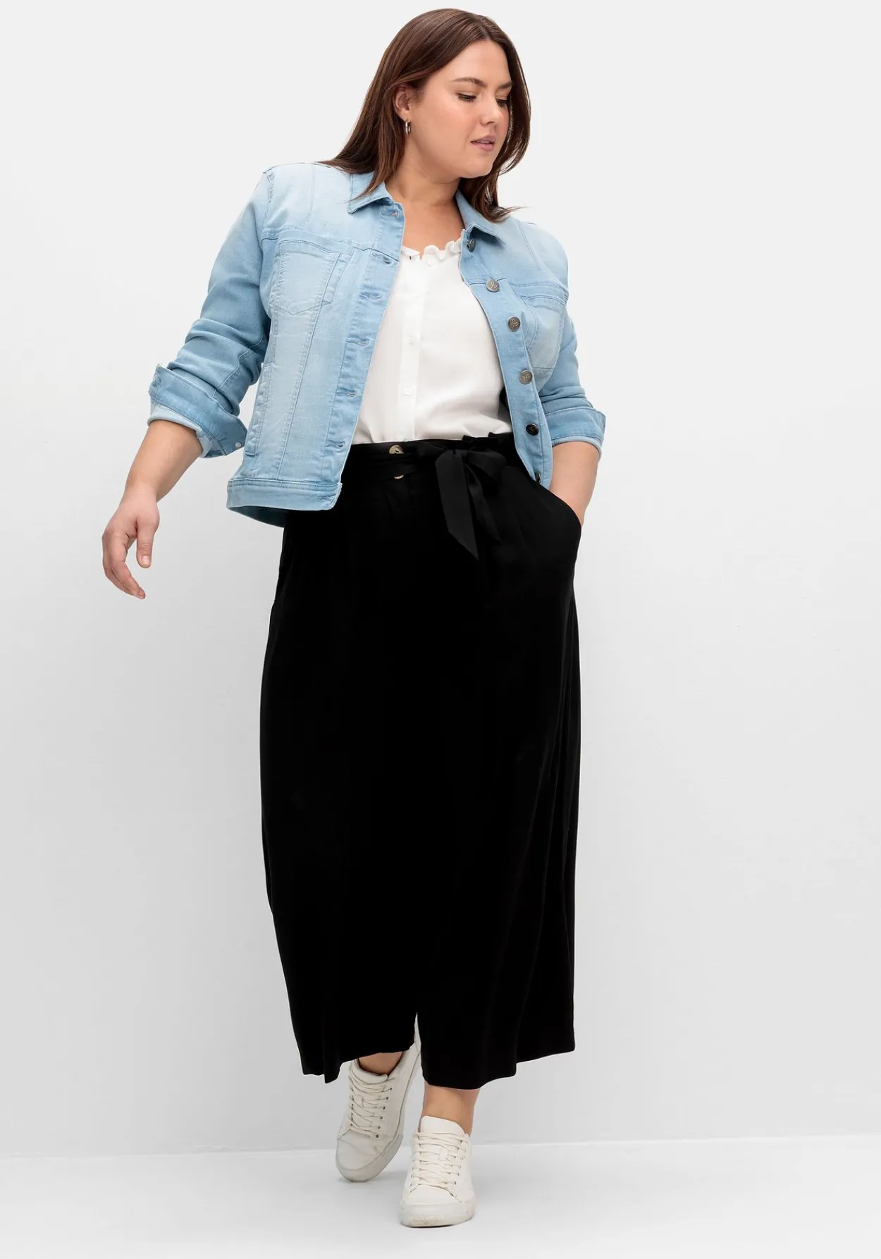 Bluse in ärmelloser Form mit Volants, aus Viskose<sheego Fashion