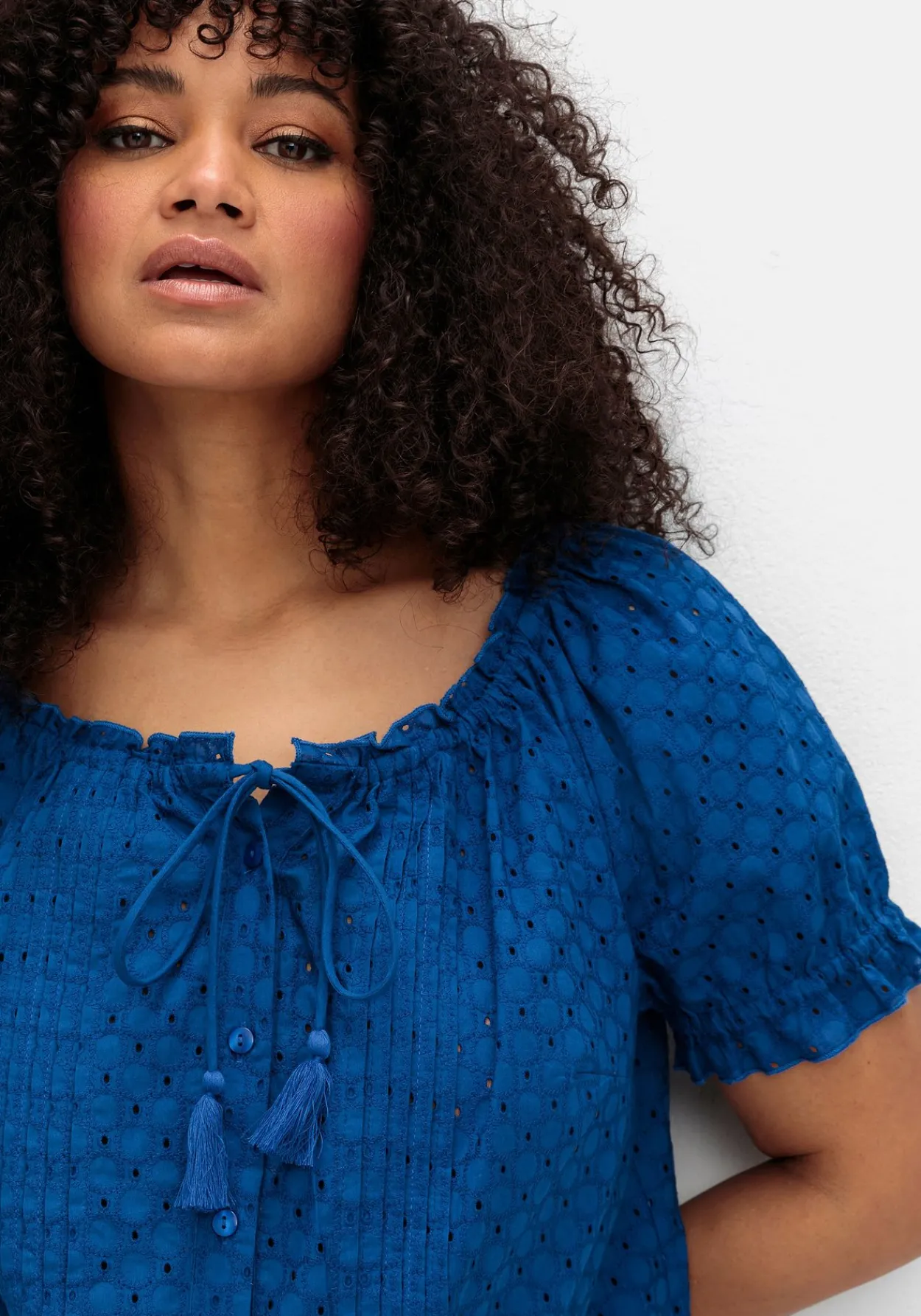 Bluse mit Lochstickerei und Carmen-Ausschnitt<sheego by Joe Browns Fashion