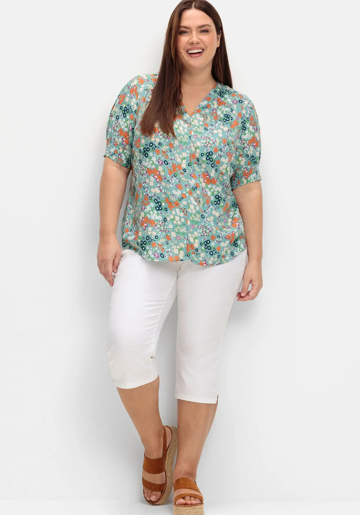 Bluse mit V-Ausschnitt und Allover-Blumenprint<sheego Fashion