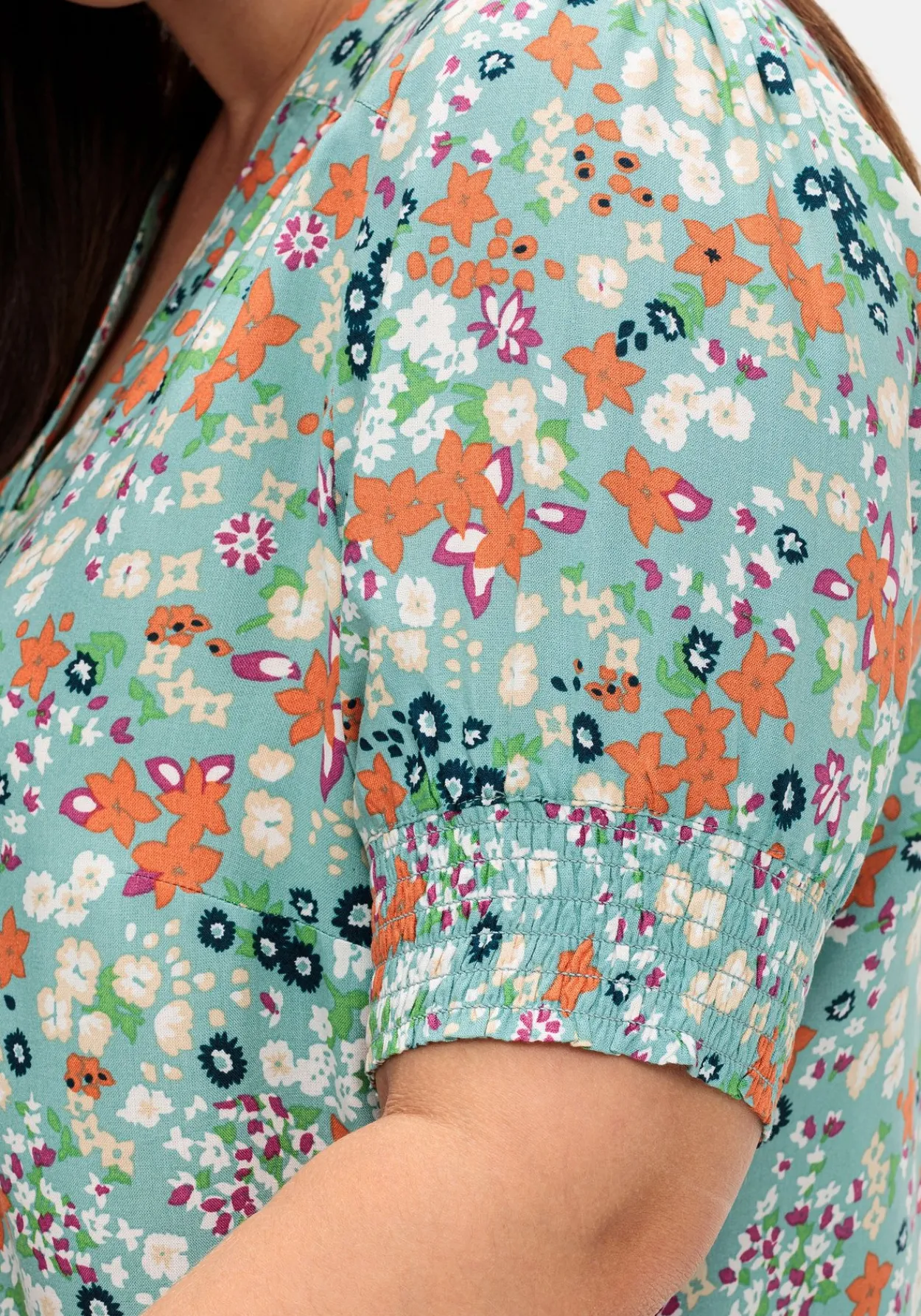 Bluse mit V-Ausschnitt und Allover-Blumenprint<sheego Fashion