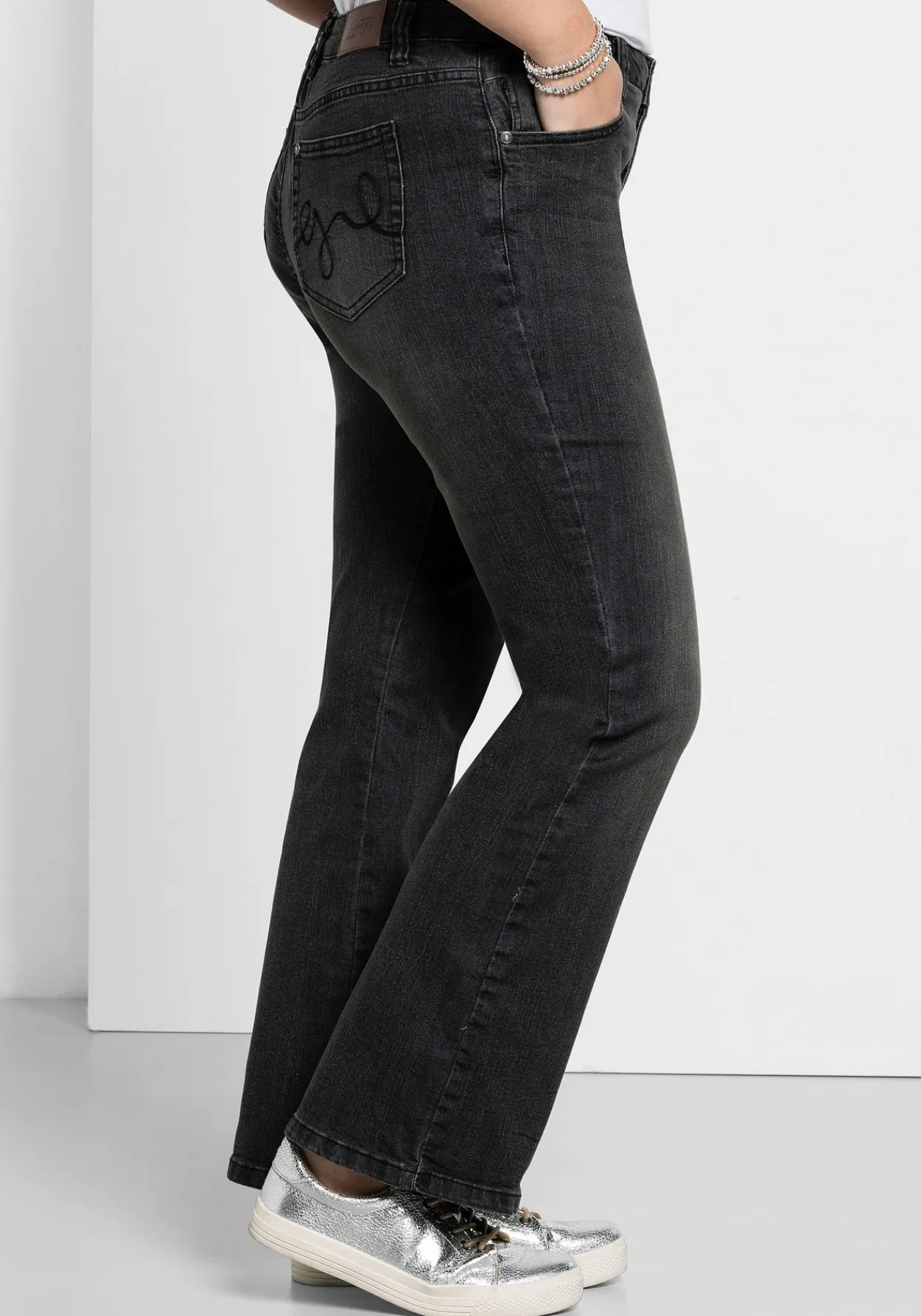 Bootcut-Jeans in 5-Pocket-Form, mit Used-Effekten<sheego Best