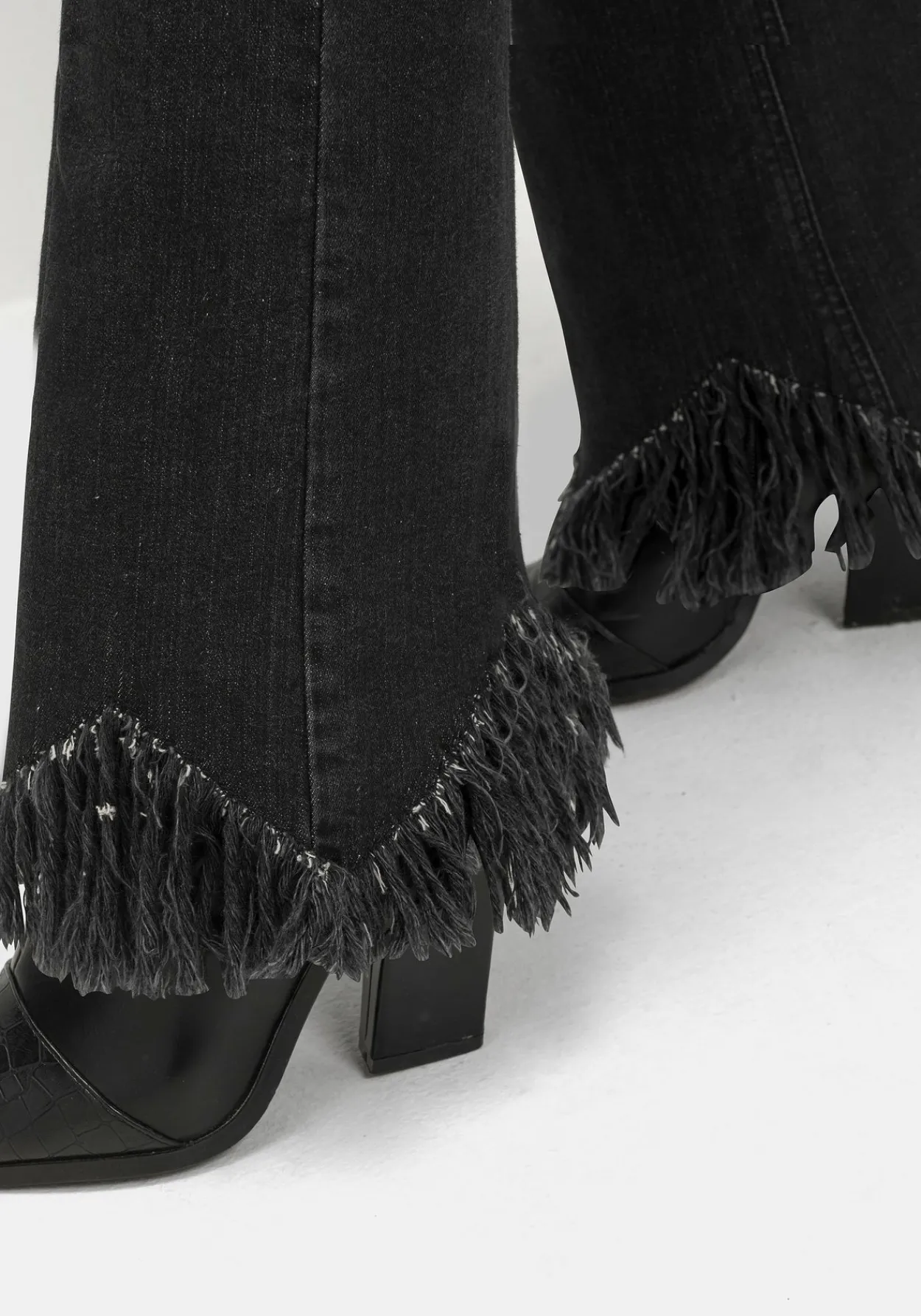 Bootcut-Jeans mit Fransensaum in Zickzack-Form<sheego Sale