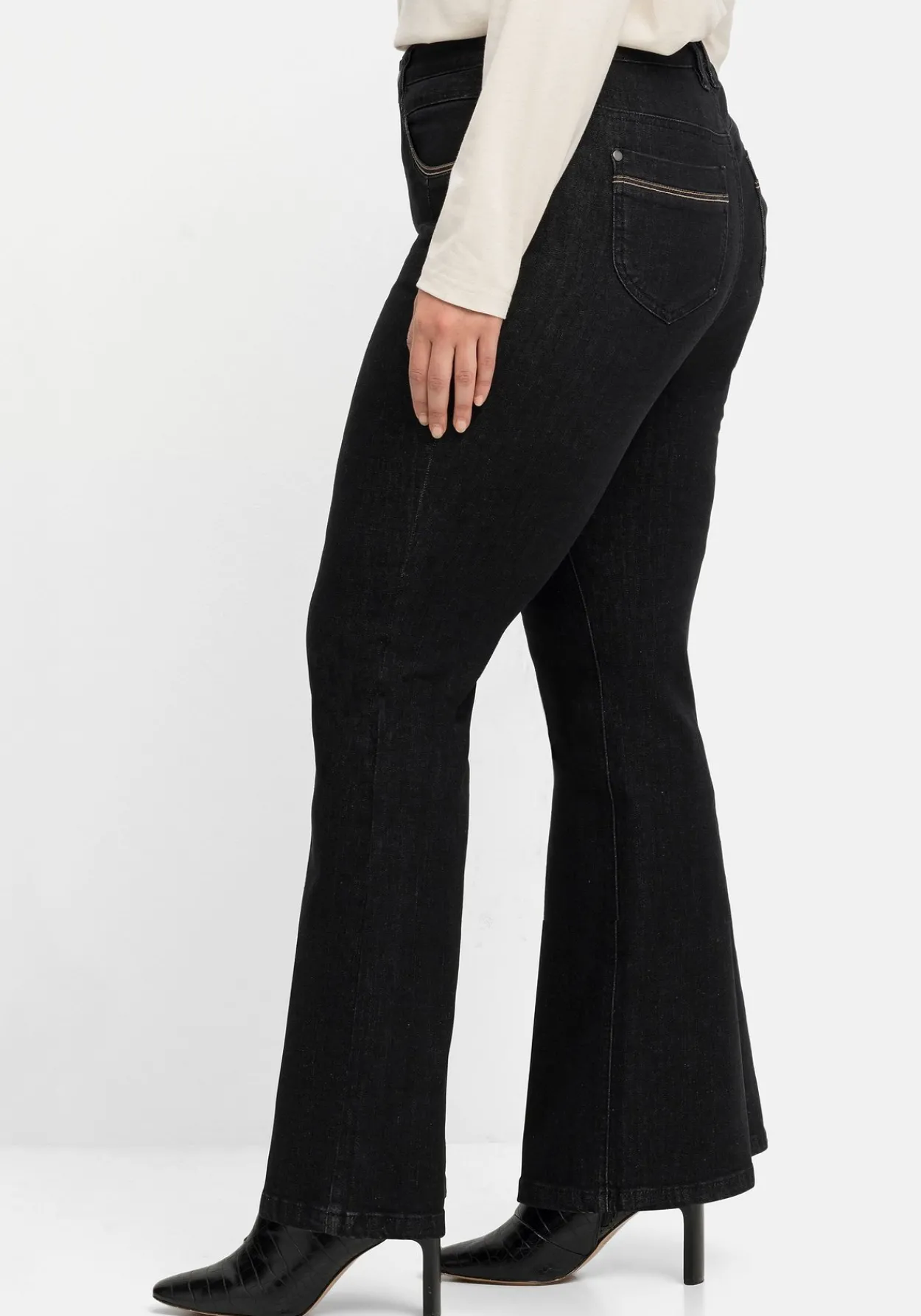 Bootcut-Jeans mit Kontrast-Stickerei, extralang<sheego Fashion