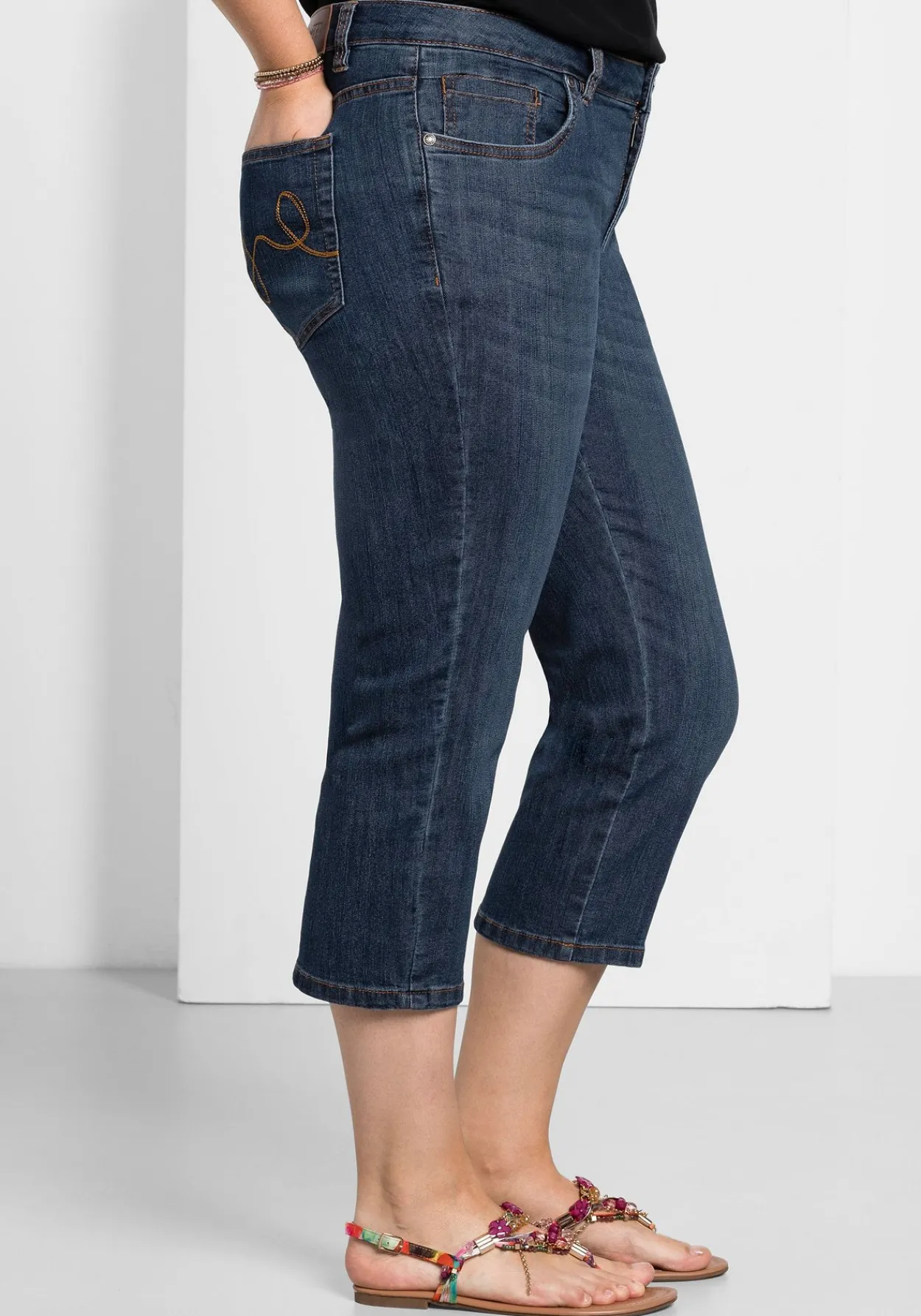Caprijeans mit Used-Effekten<sheego Fashion