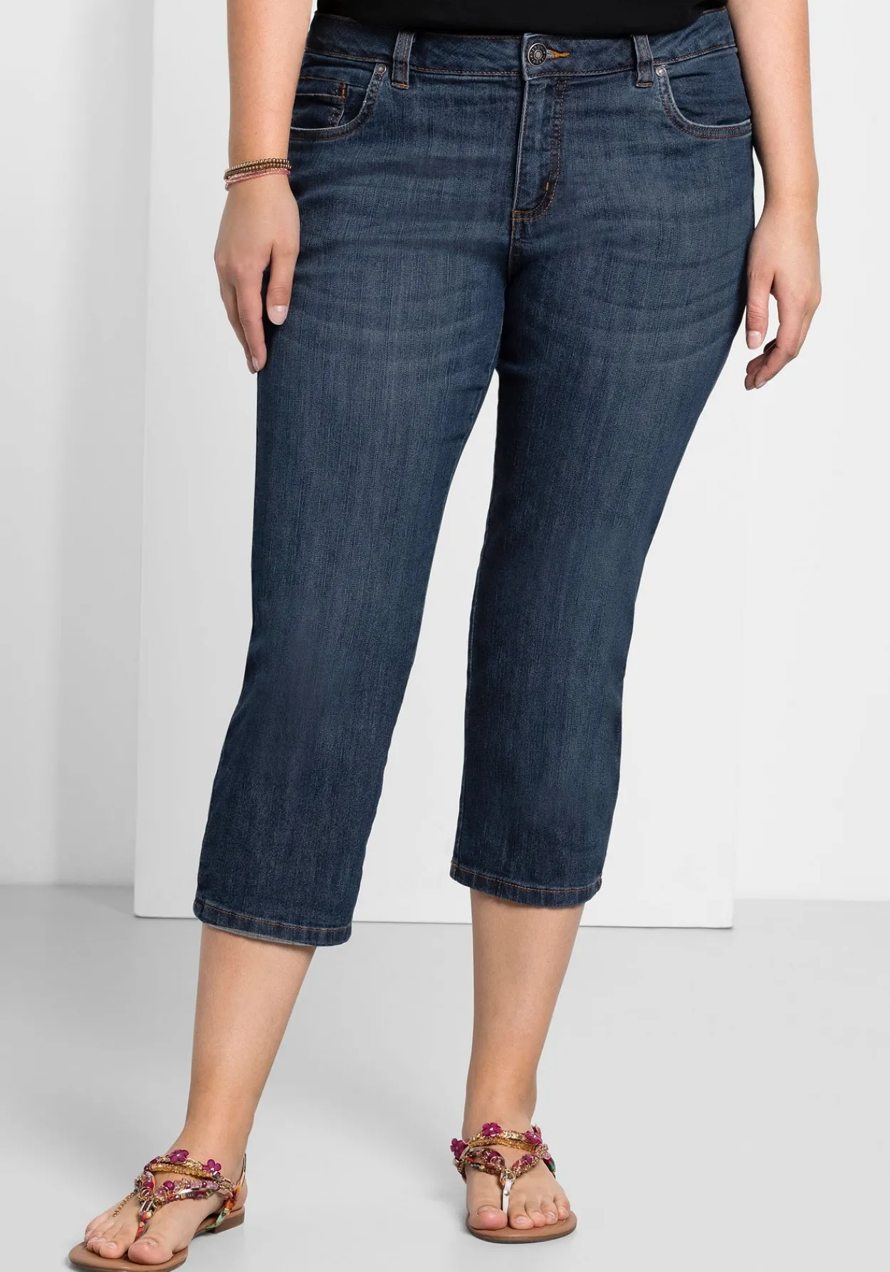 Caprijeans mit Used-Effekten<sheego Fashion