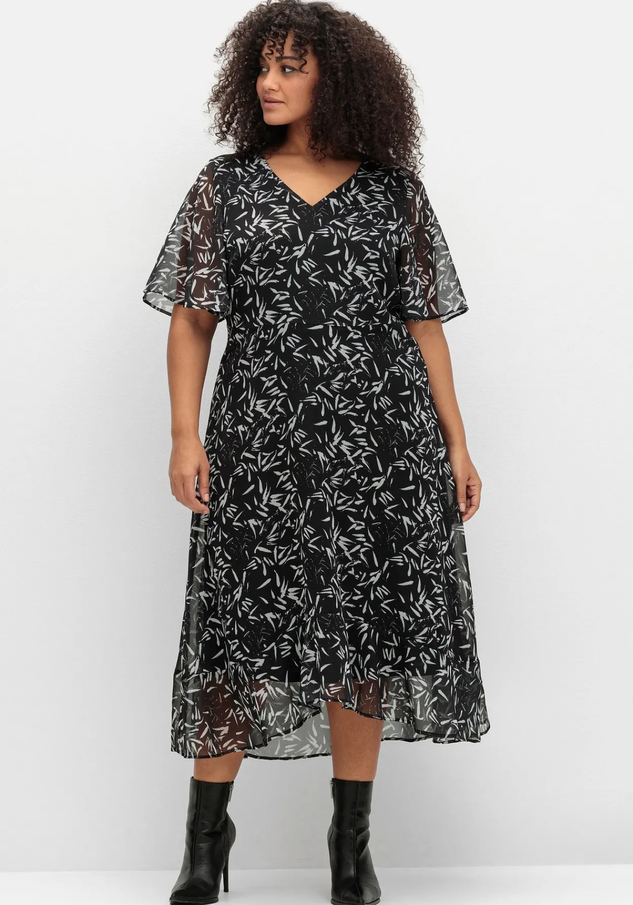 Chiffonkleid mit Blumendruck und Volant am Saum<sheego Discount