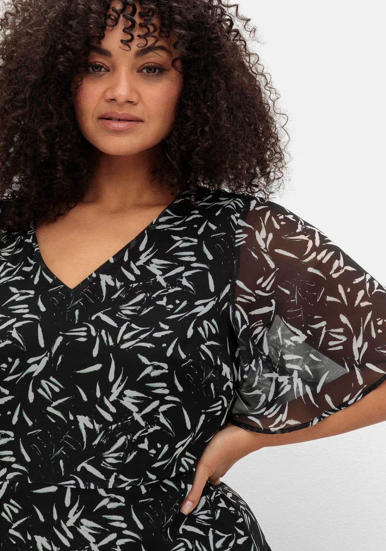Chiffonkleid mit Blumendruck und Volant am Saum<sheego Discount