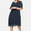 Chiffonkleid mit Schmucksteinen am Ausschnitt<sheego New