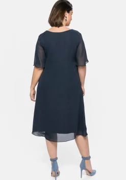 Chiffonkleid mit Schmucksteinen am Ausschnitt<sheego New