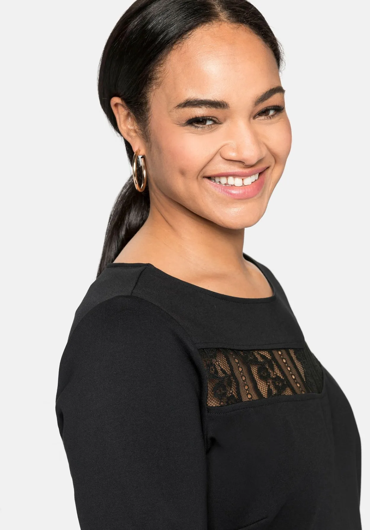 Cocktailkleid mit U-Boot-Ausschnitt und Spitzeneinsatz<sheego Fashion