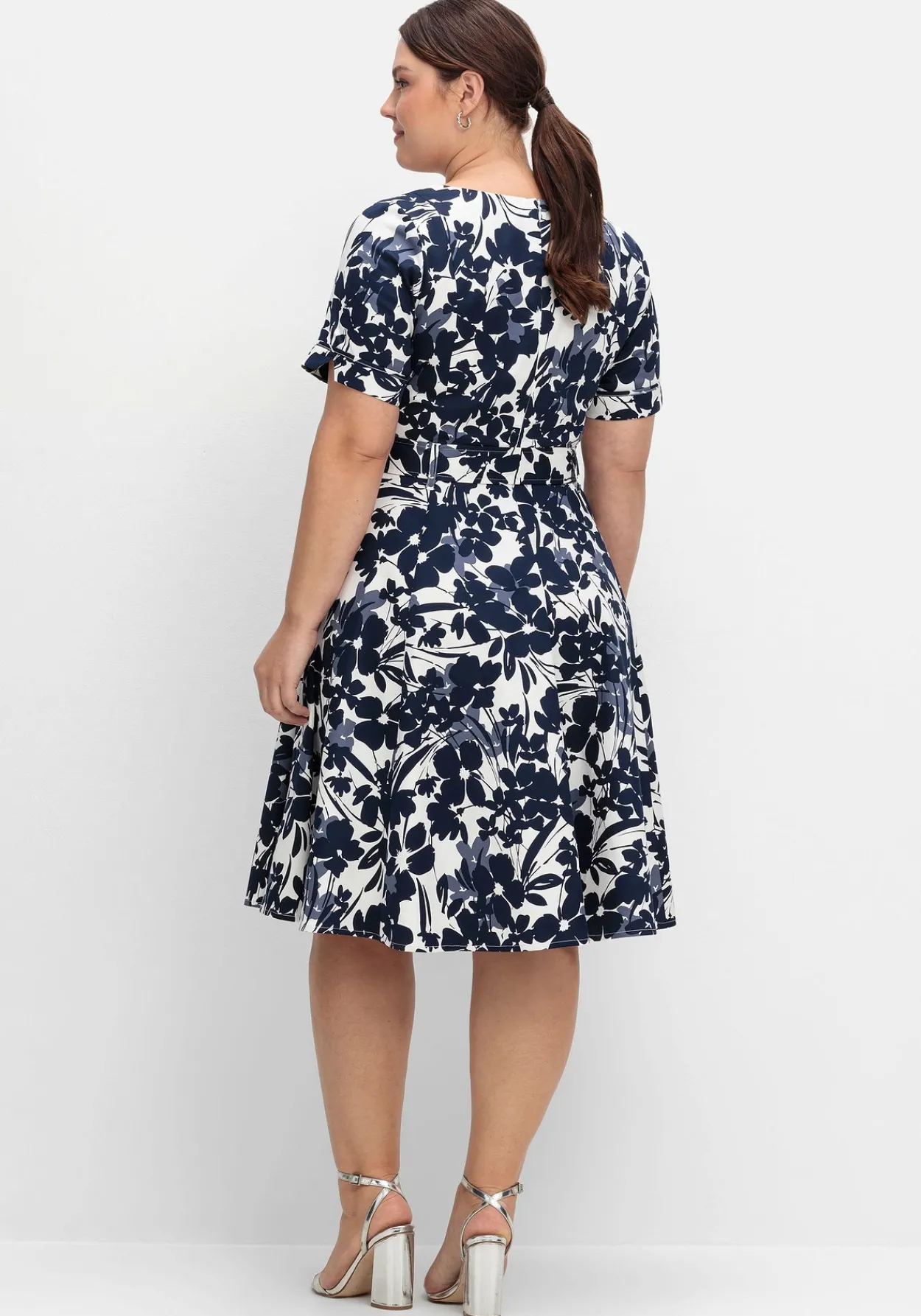 Cocktailkleid mit Blumenprint und Stoffgürtel<sheego Fashion