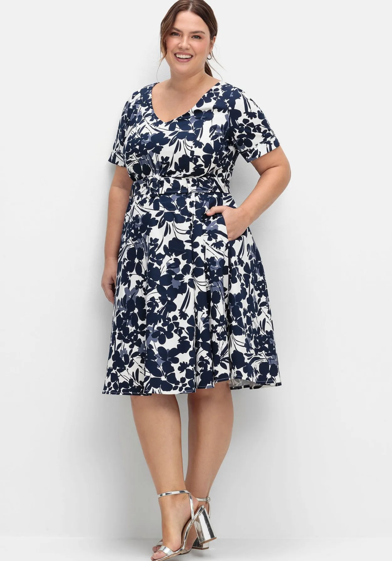 Cocktailkleid mit Blumenprint und Stoffgürtel<sheego Fashion