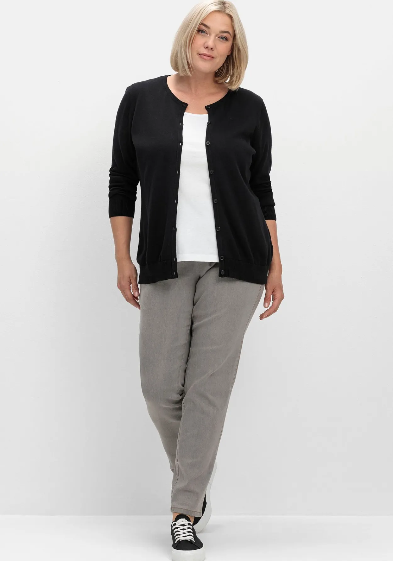 Feinstrickjacke mit Rundhalsausschnitt und Knopfleiste<sheego Clearance