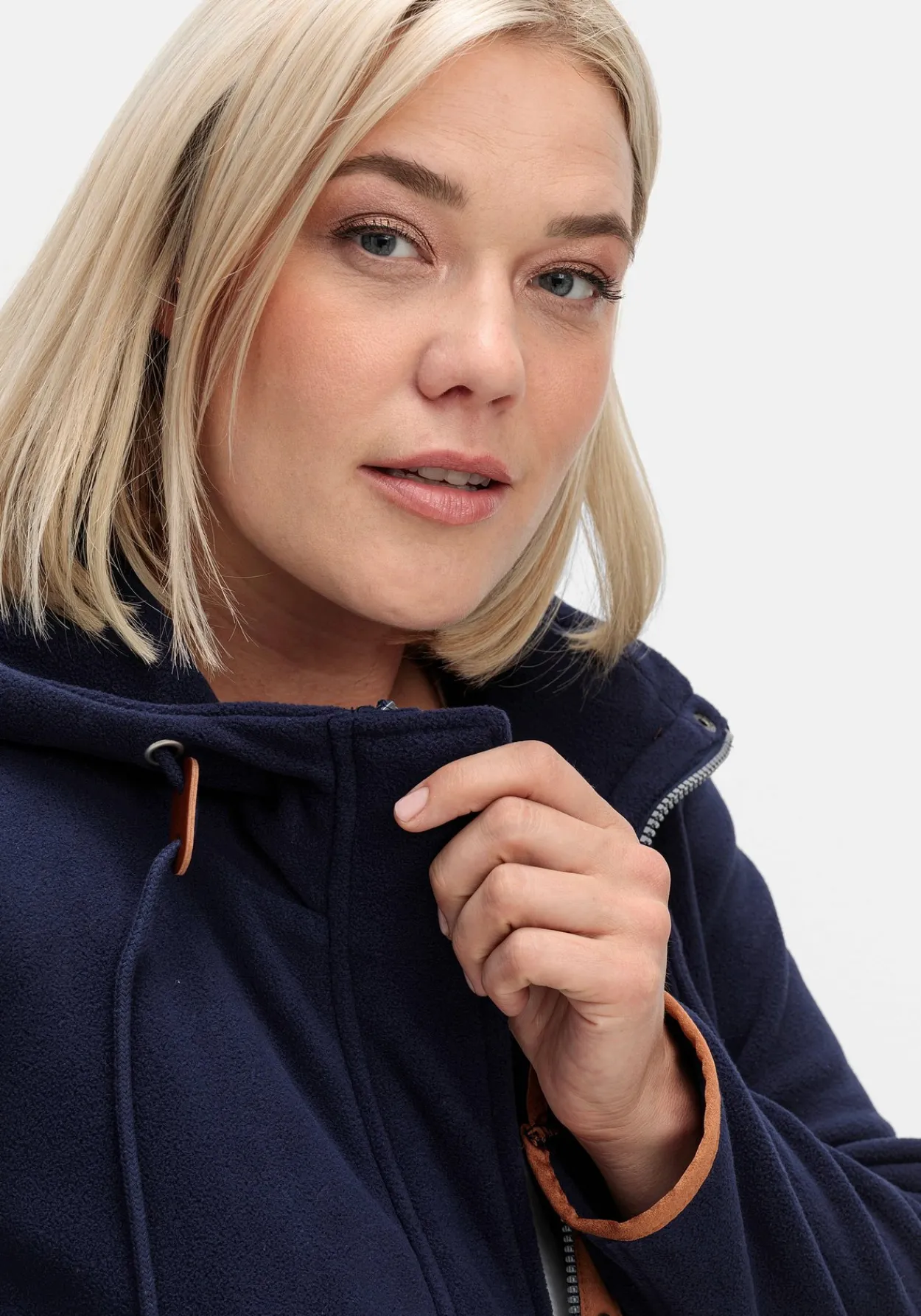 Fleecejacke mit Kapuze und Kontrastdetails<sheego Outlet