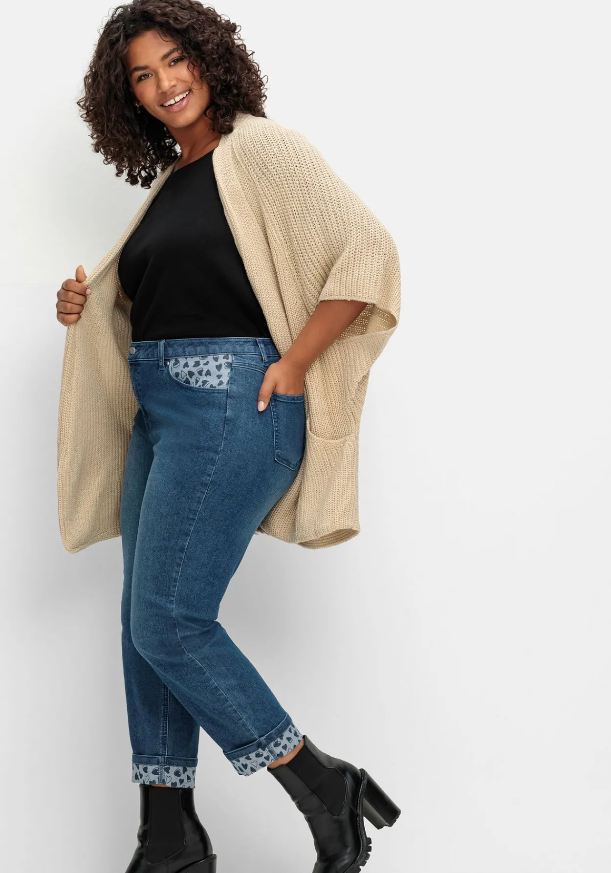 Gerade Jeans in 7/8-Länge, mit Herzchen-Einsätzen<sheego Fashion