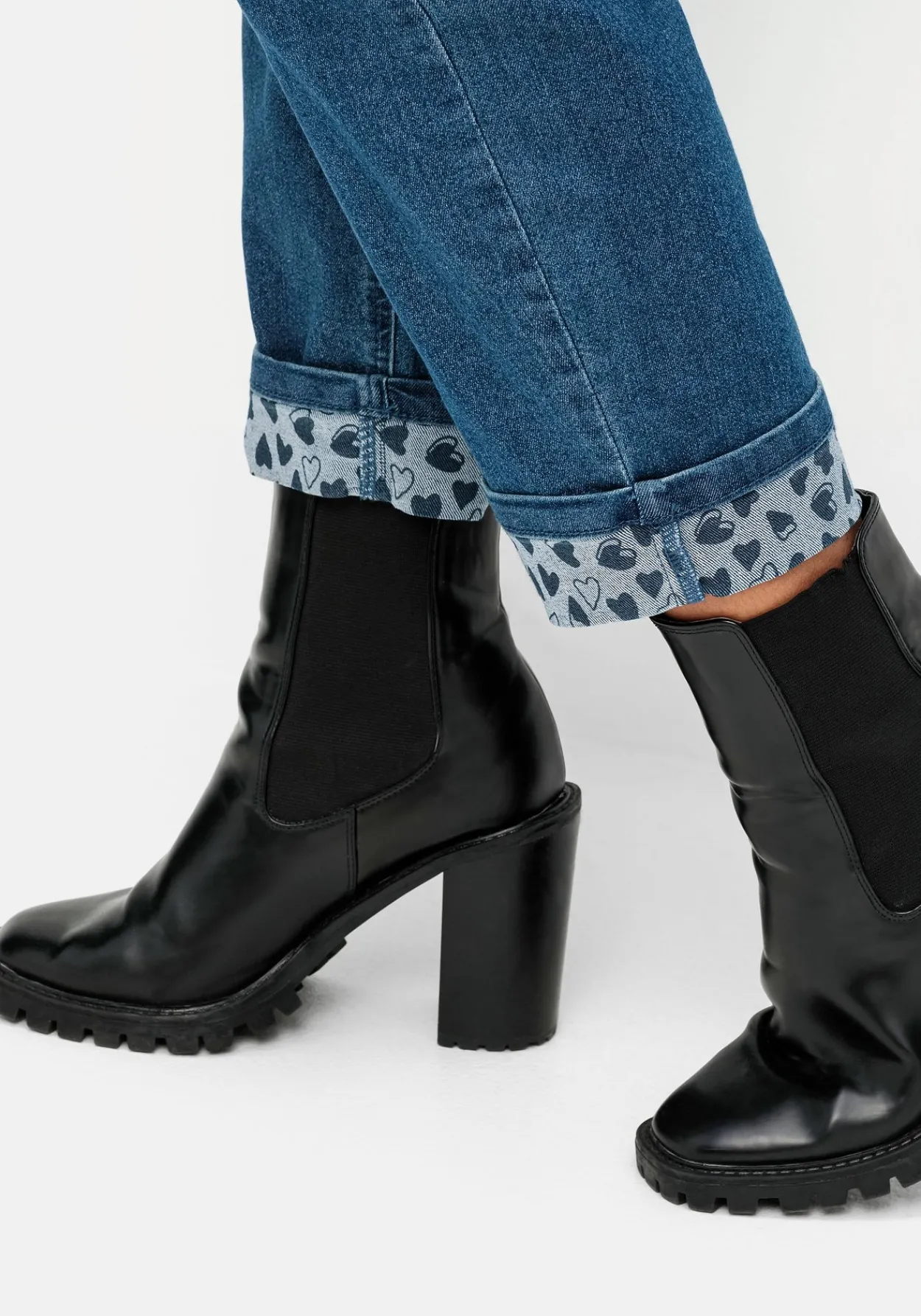 Gerade Jeans in 7/8-Länge, mit Herzchen-Einsätzen<sheego Fashion