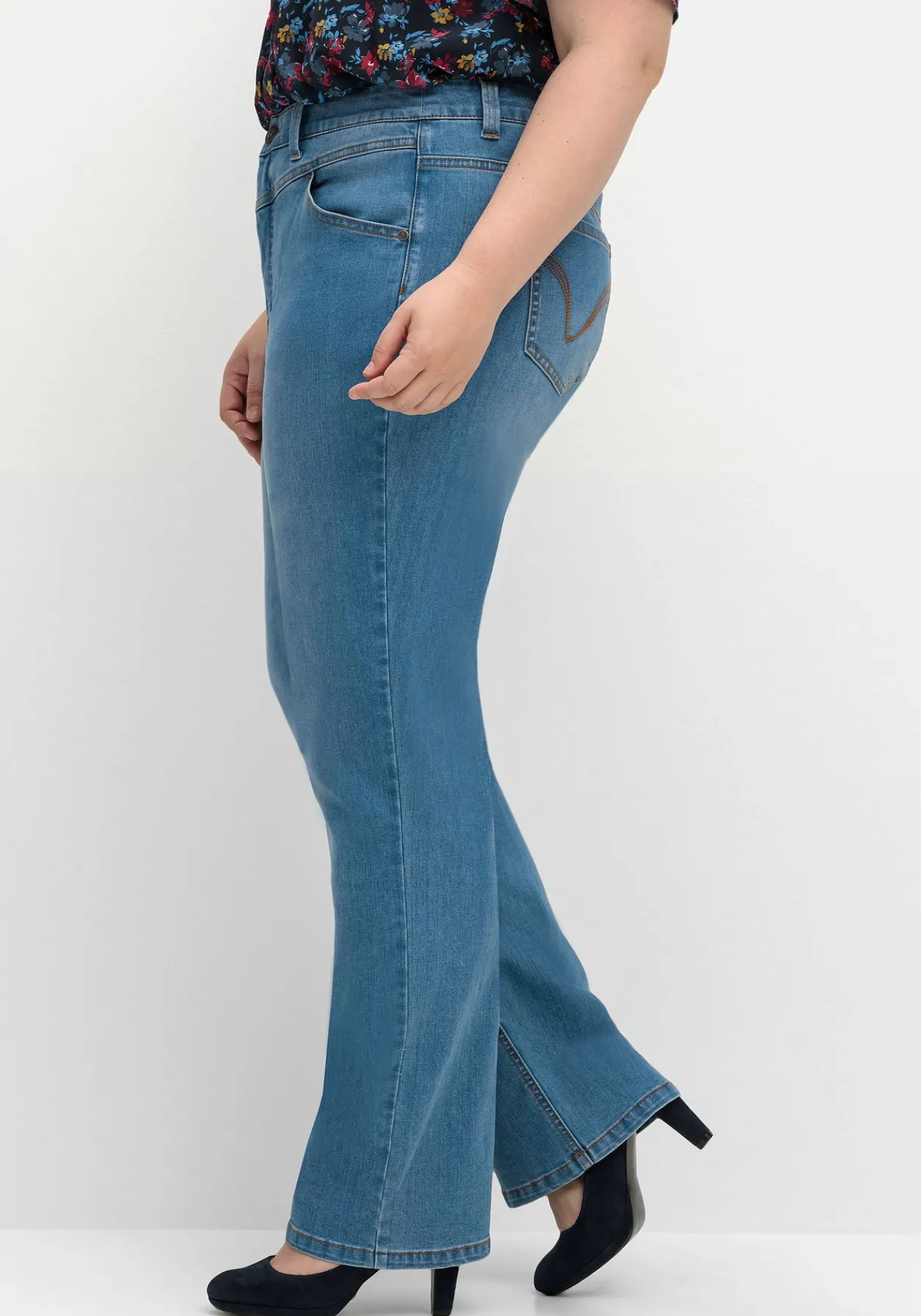 Gerade Jeans mit Shaping-Einsatz<sheego Online