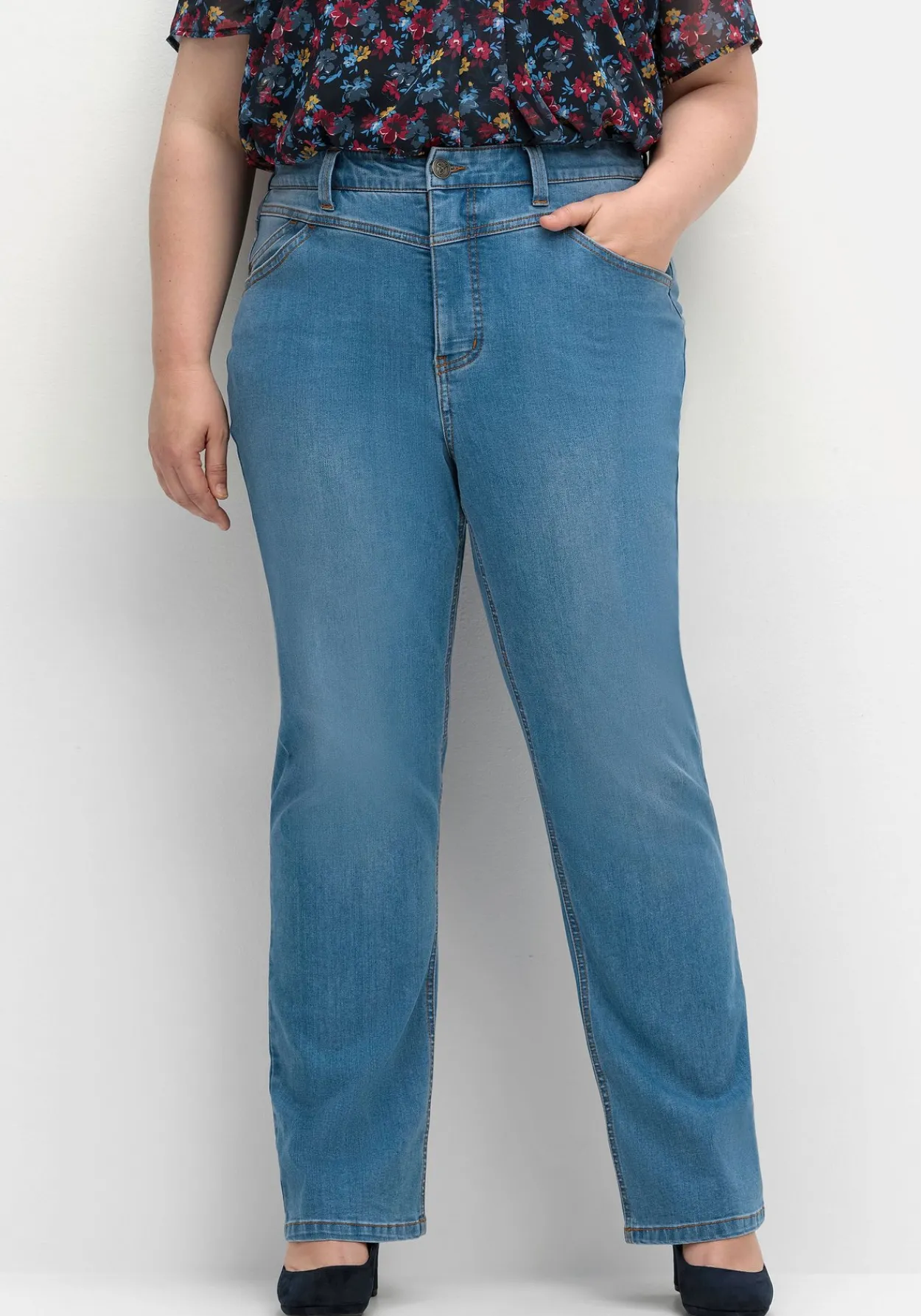 Gerade Jeans mit Shaping-Einsatz<sheego Online