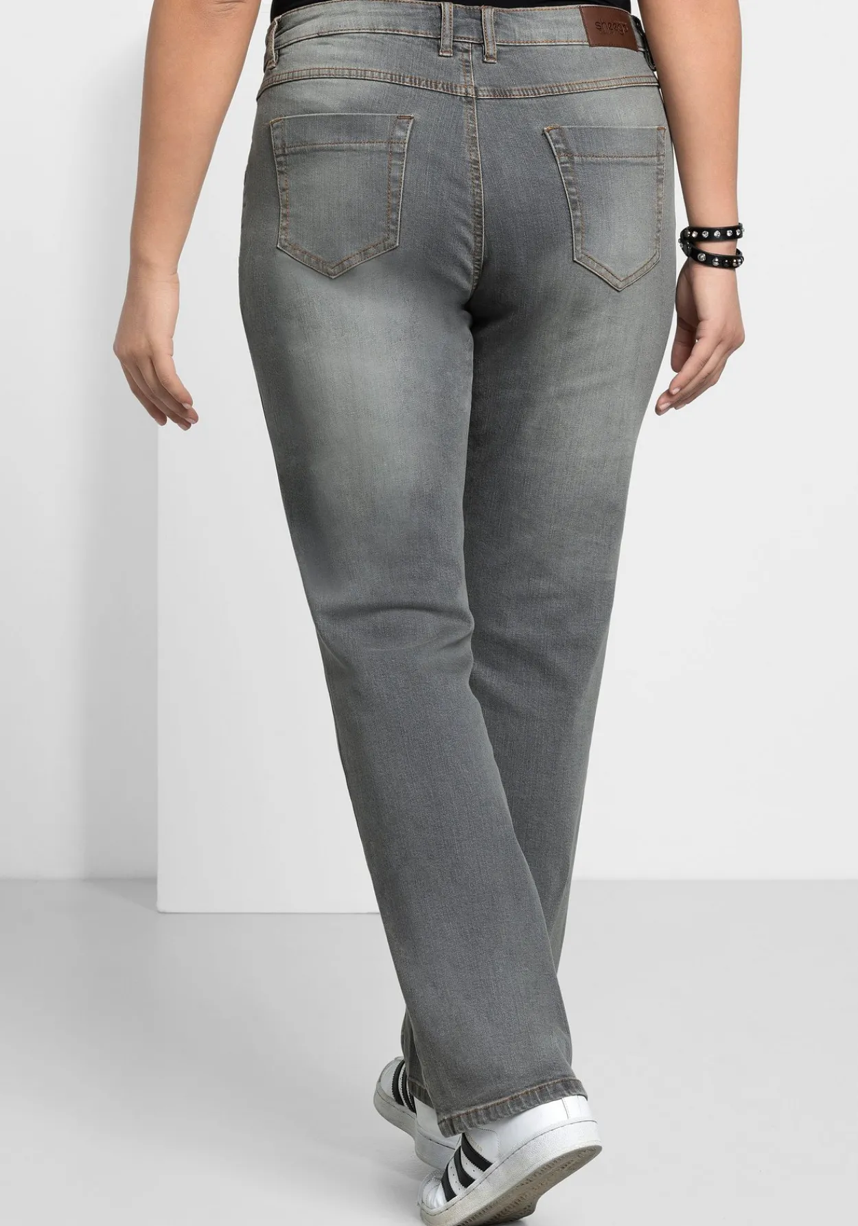 Gerade Jeans mit Used-Effekten<sheego Best