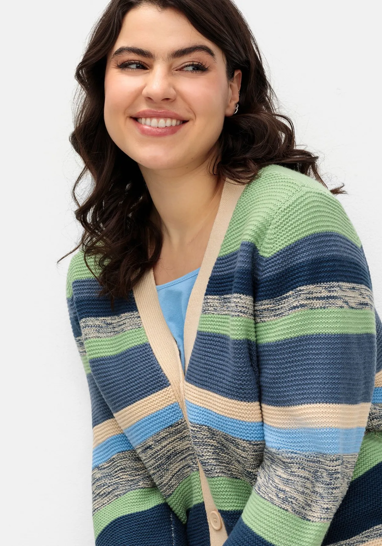 Gestreifte Strickjacke mit V-Ausschnitt<sheego Discount