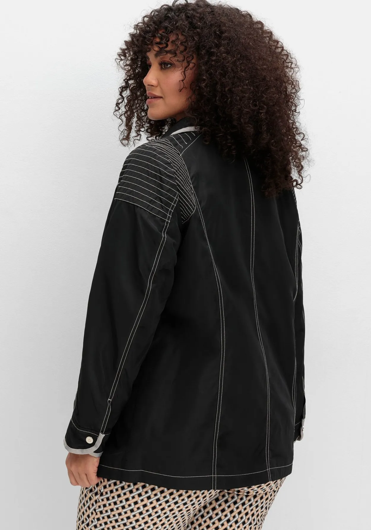 Jacke mit silberfarbenen Kontrastdetails<sheego Outlet