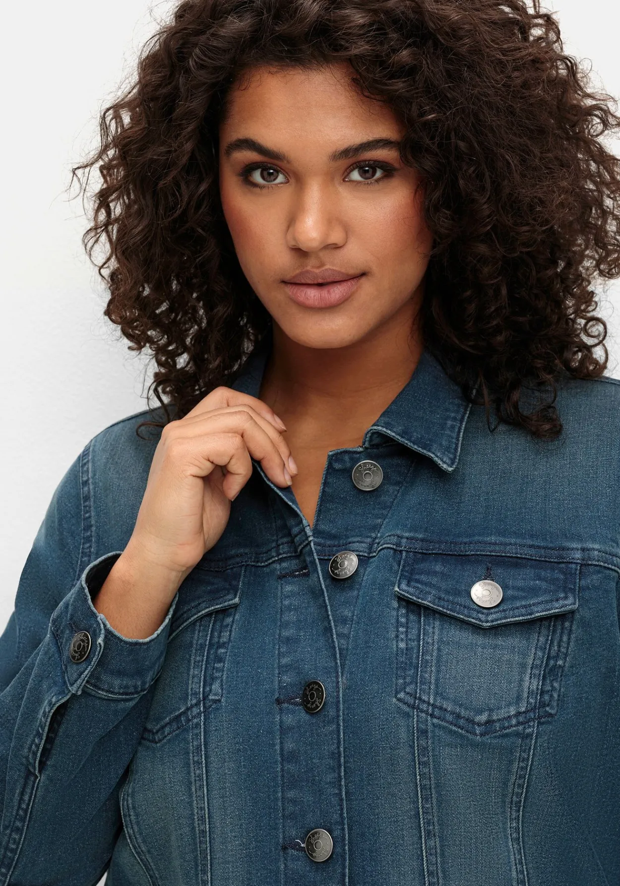 Jeansjacke in taillierter Form, mit Brusttaschen<sheego Discount
