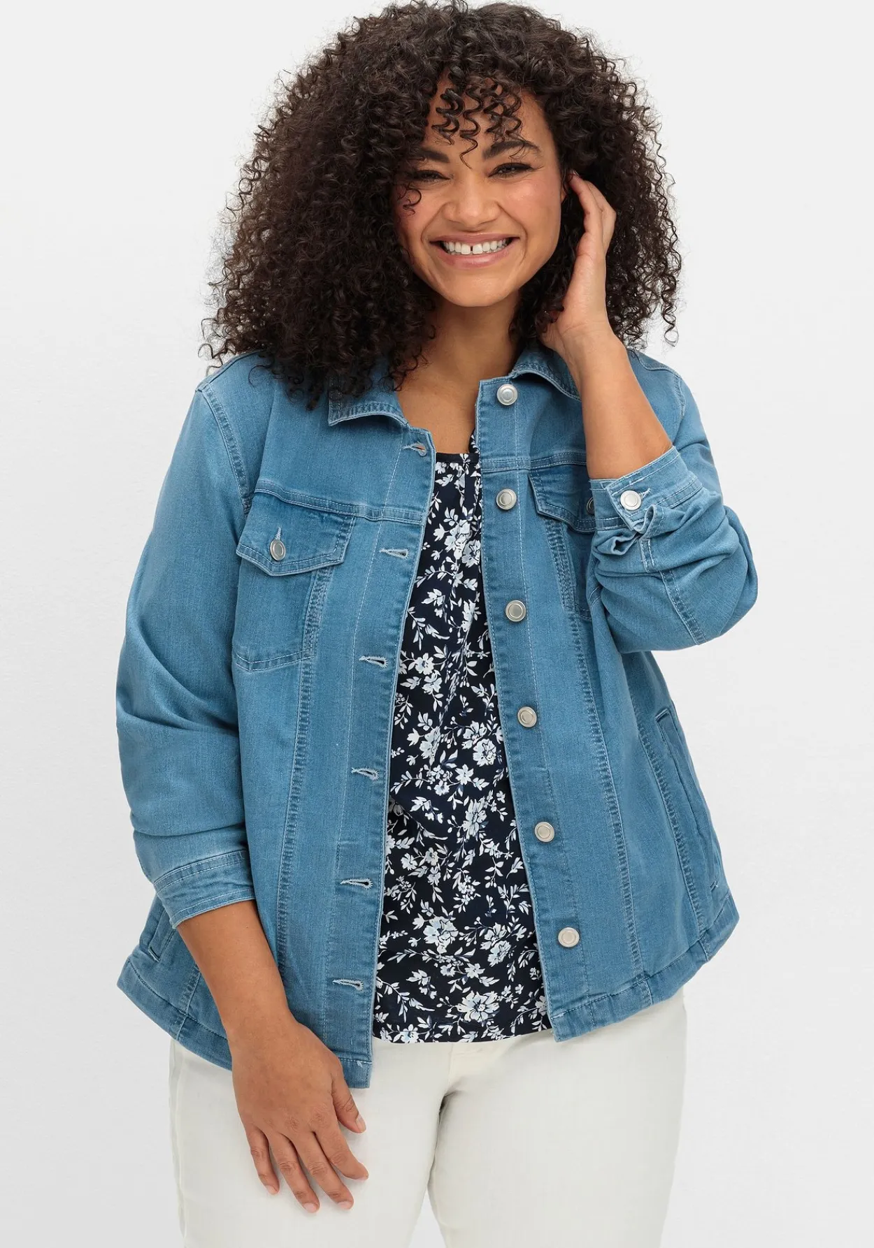 Jeansjacke mit Hemdkragen und Brusttaschen<sheego Discount