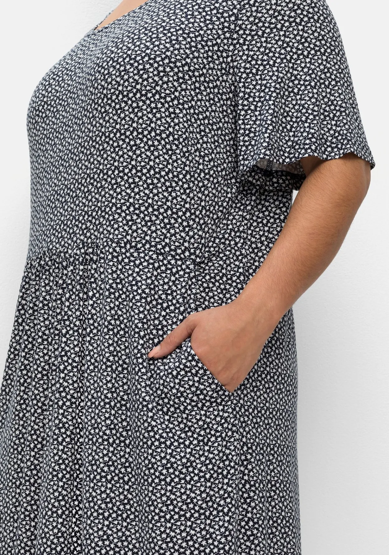 Jerseykleid mit Minimalprint und Saum-Tunnelzug<sheego Hot