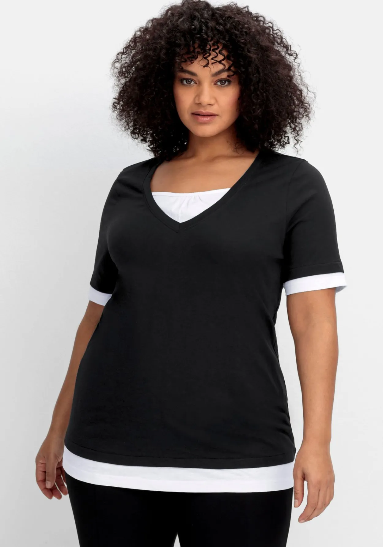 Jerseyshirt in 2-in-1-Optik, mit V-Ausschnitt<sheego Hot