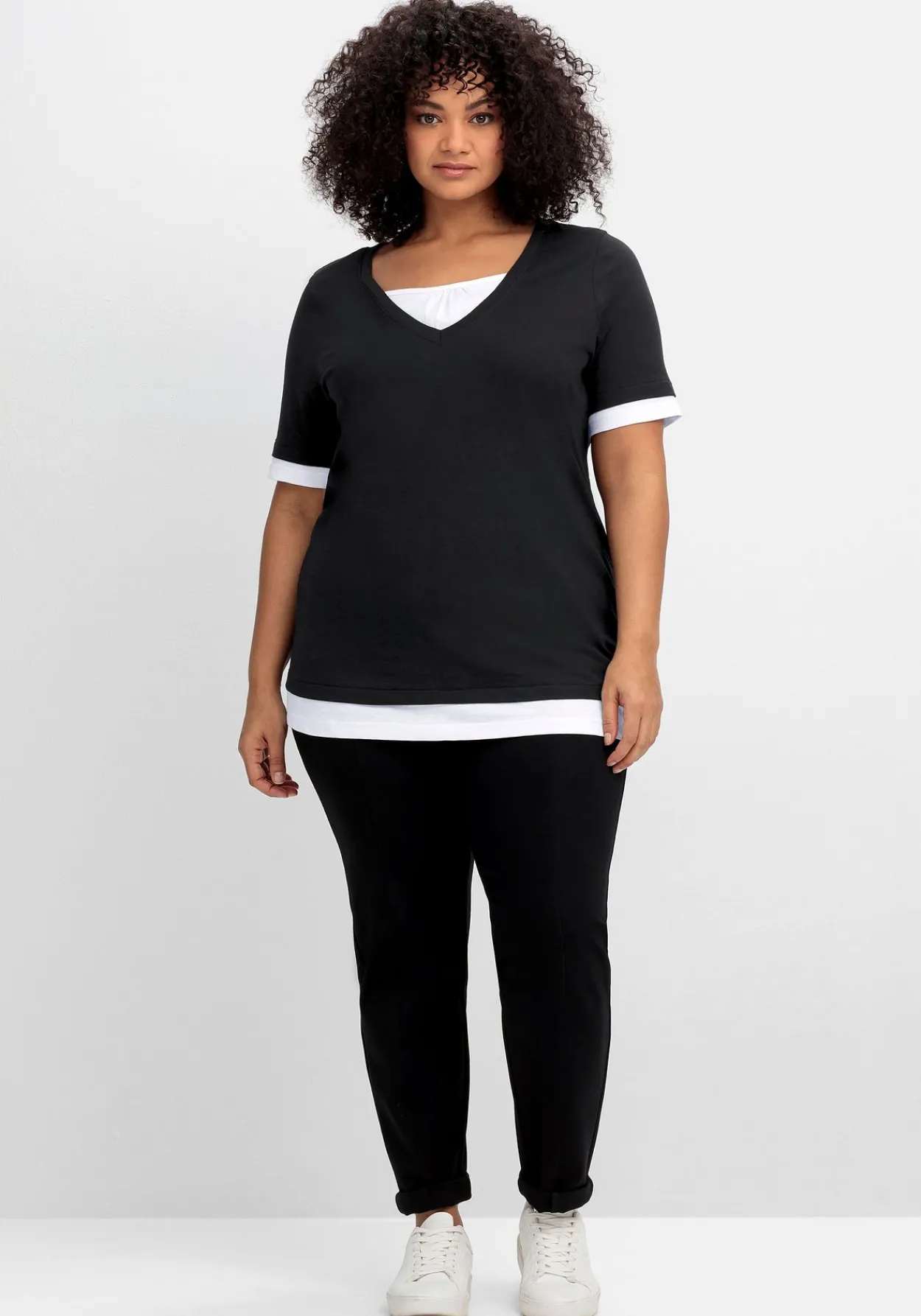 Jerseyshirt in 2-in-1-Optik, mit V-Ausschnitt<sheego Hot
