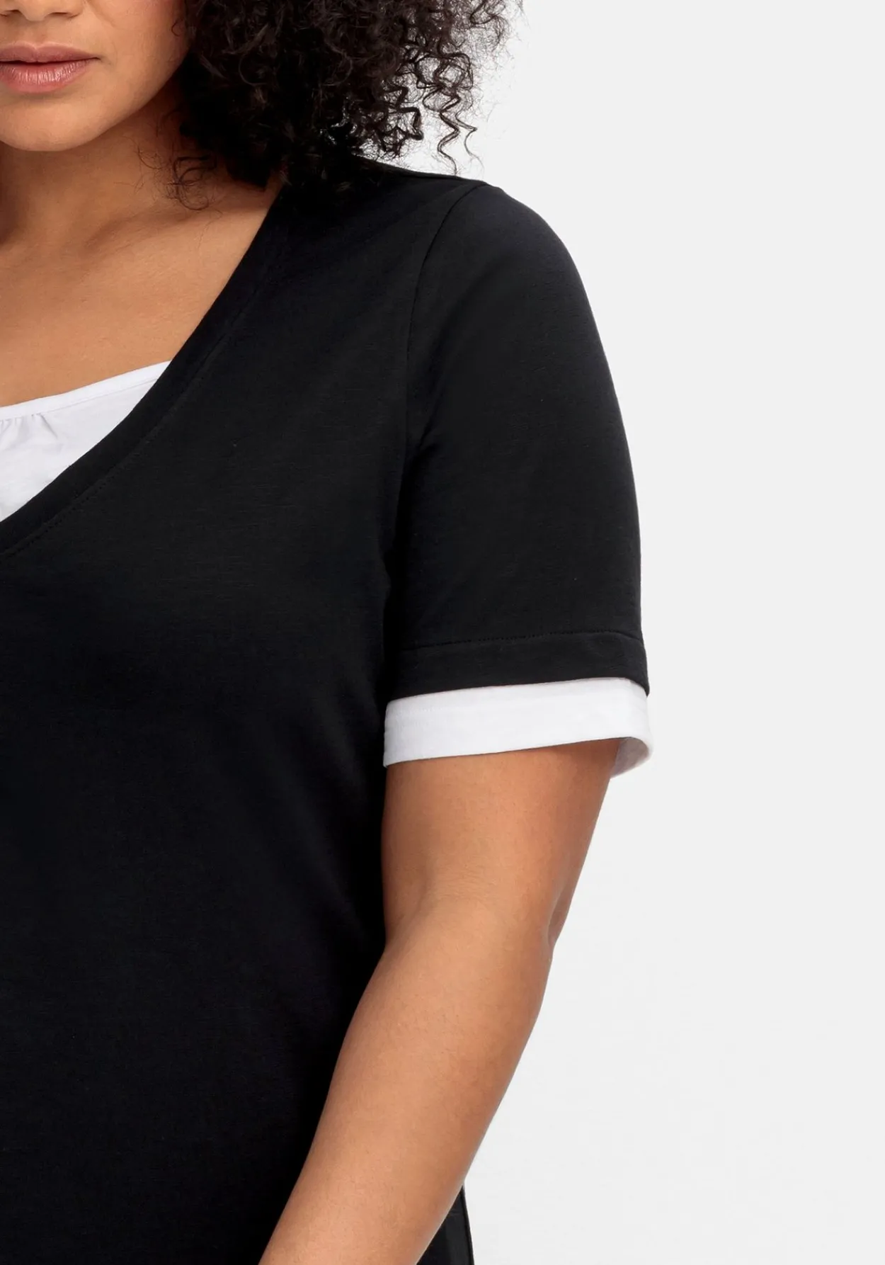 Jerseyshirt in 2-in-1-Optik, mit V-Ausschnitt<sheego Hot
