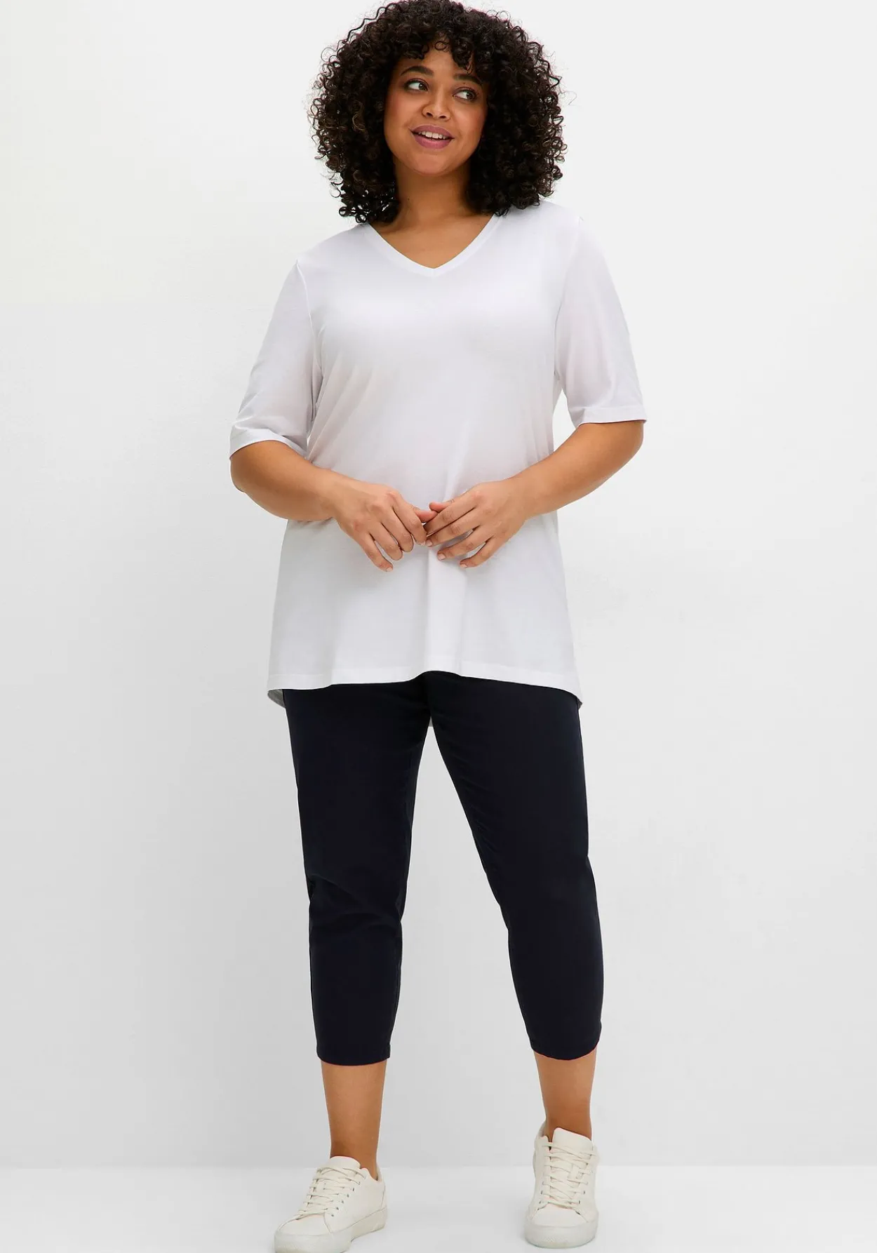 Jerseyshirt mit V-Ausschnitt, leicht tailliert<sheego New