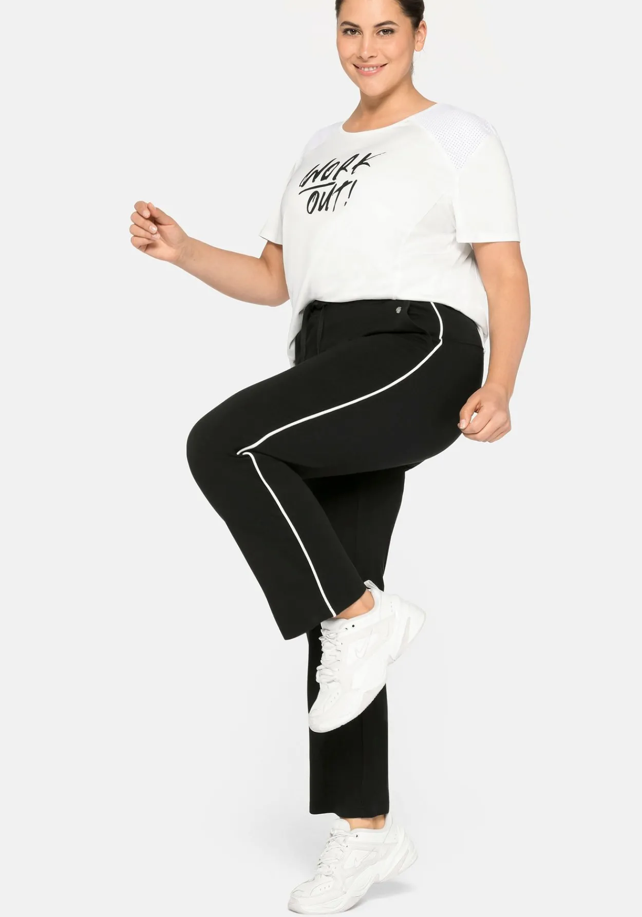 Jogginghose in weiter Form, mit Kontrastpaspel<sheego Fashion