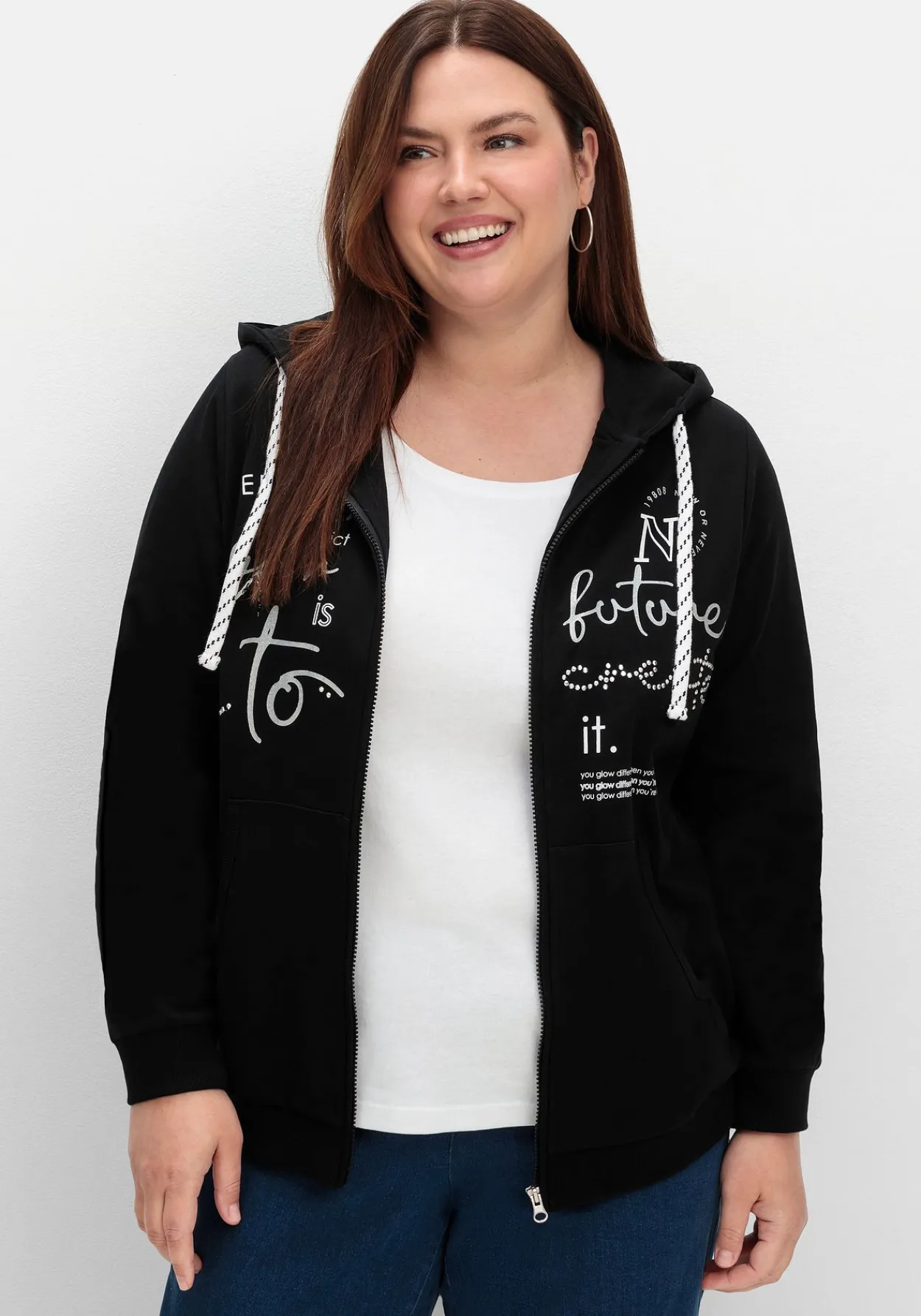 Kapuzensweatjacke mit Print und Kängurutasche<sheego Fashion