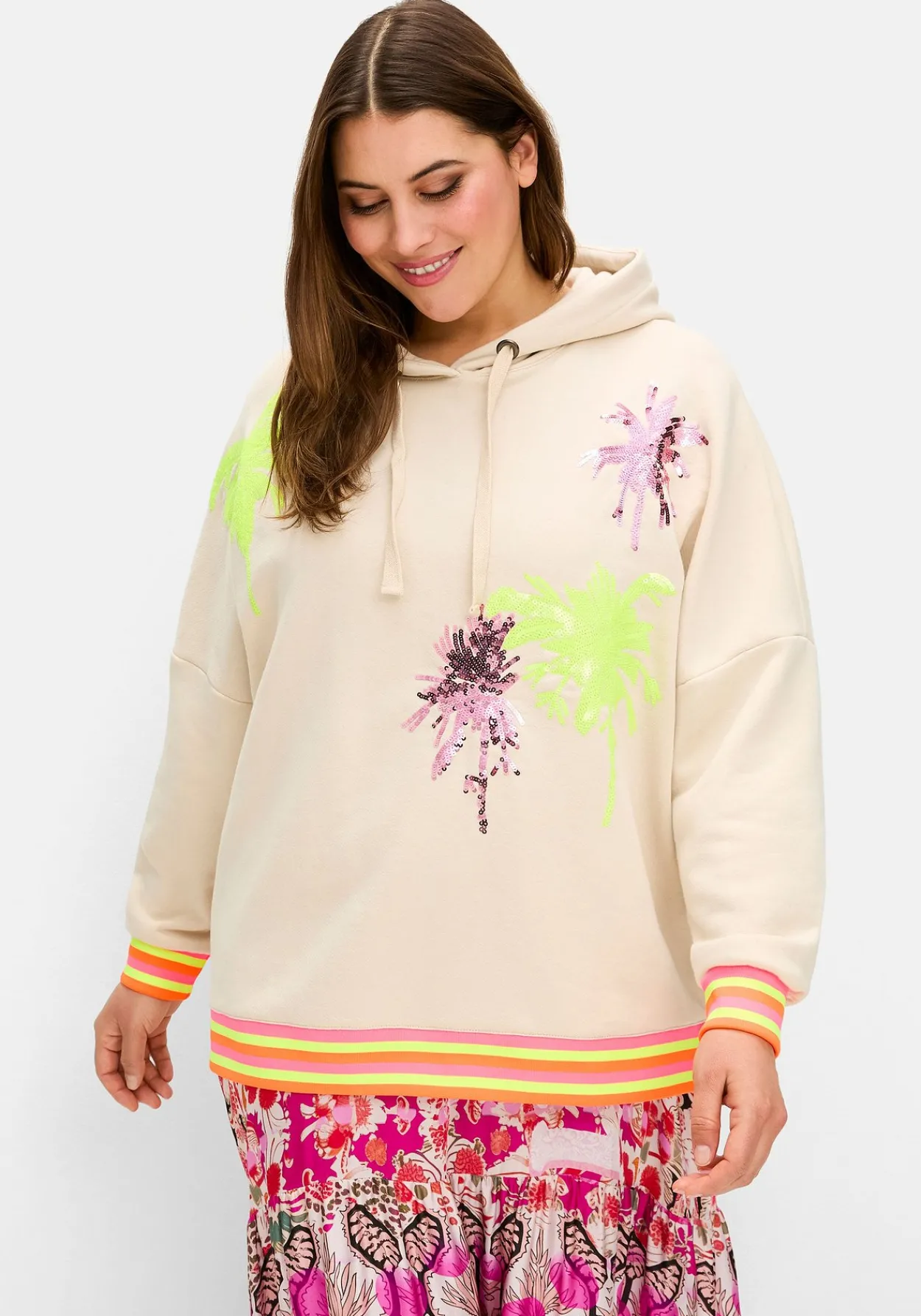 Kapuzensweatshirt mit Palmenprints und Ringelbündchen<sheego loves miss goodlife Fashion