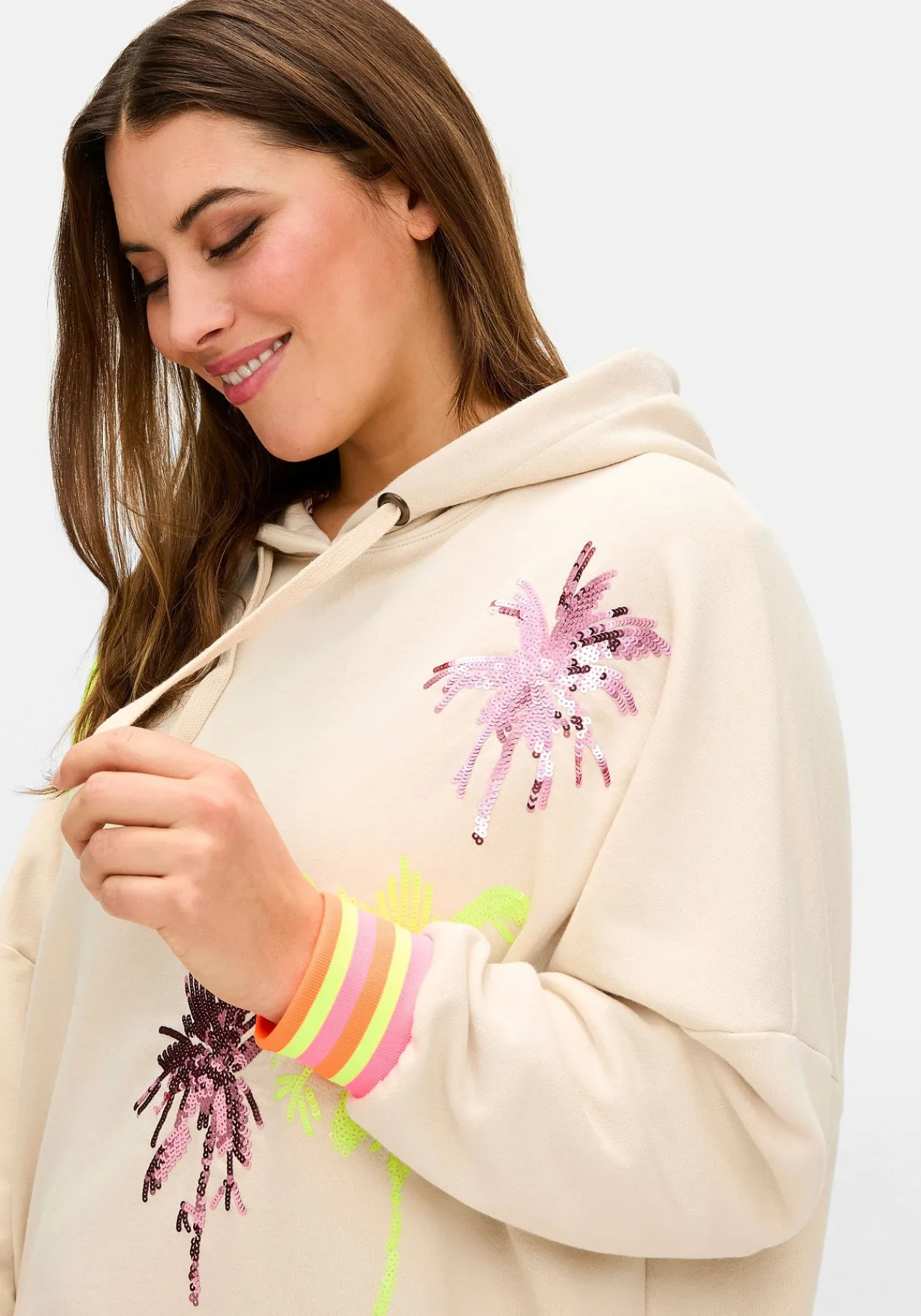 Kapuzensweatshirt mit Palmenprints und Ringelbündchen<sheego loves miss goodlife Fashion