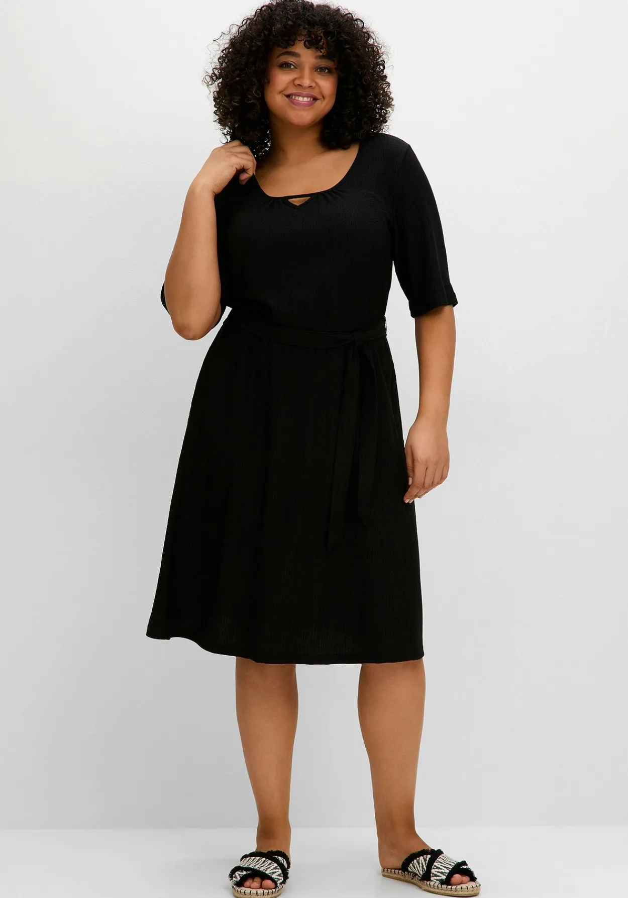 Kleid aus Crêpe, mit Bindegürtel und Taschen<sheego Clearance