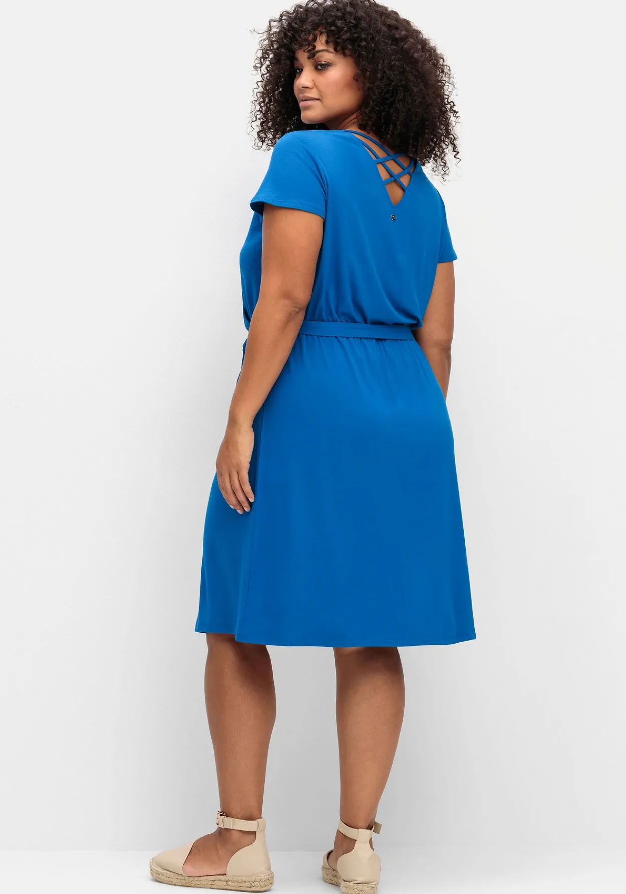 Kleid in Wickeloptik mit raffiniertem Rückenausschnitt<sheego Outlet